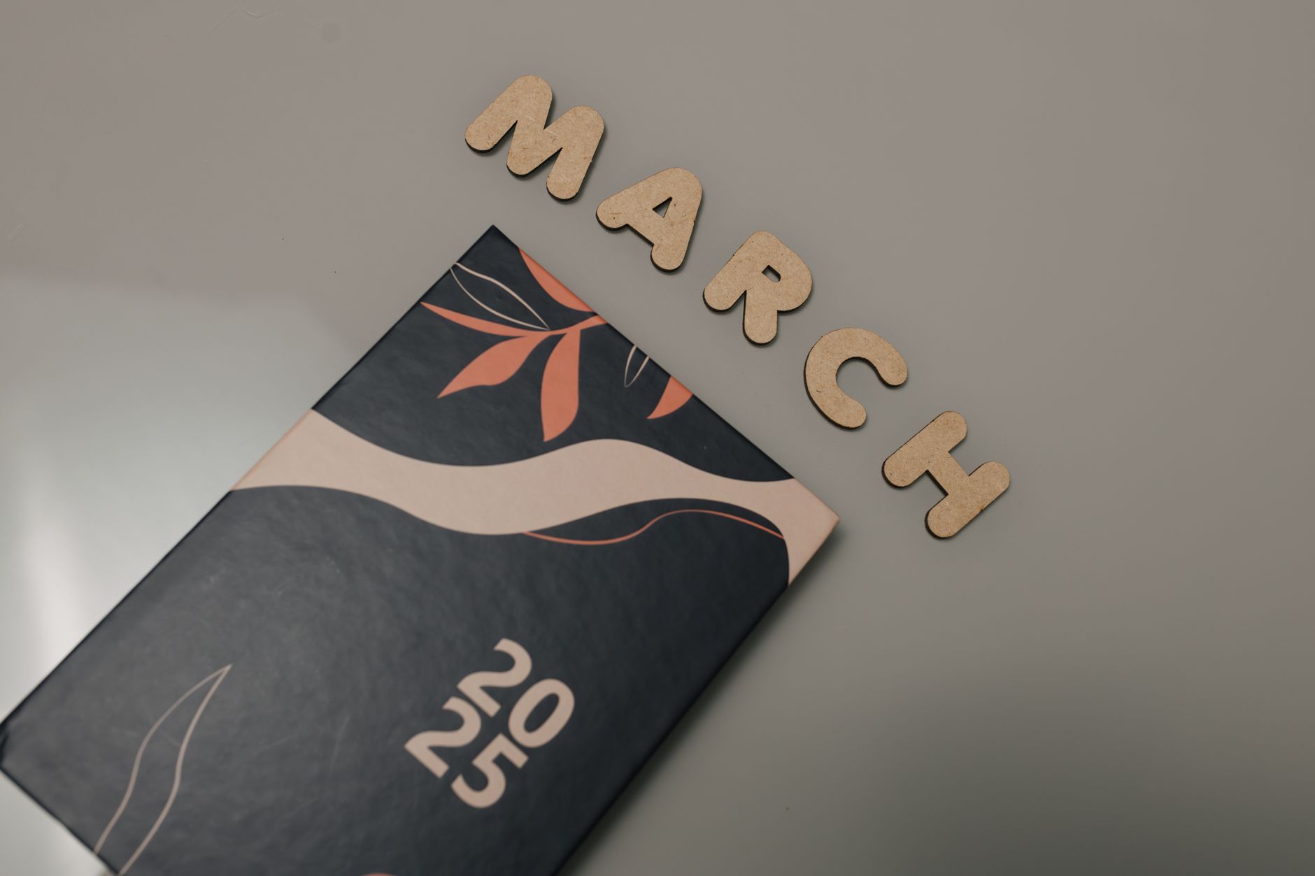 desk calendar stationery box (Photo: Matheus Bertelli / Pexels)
