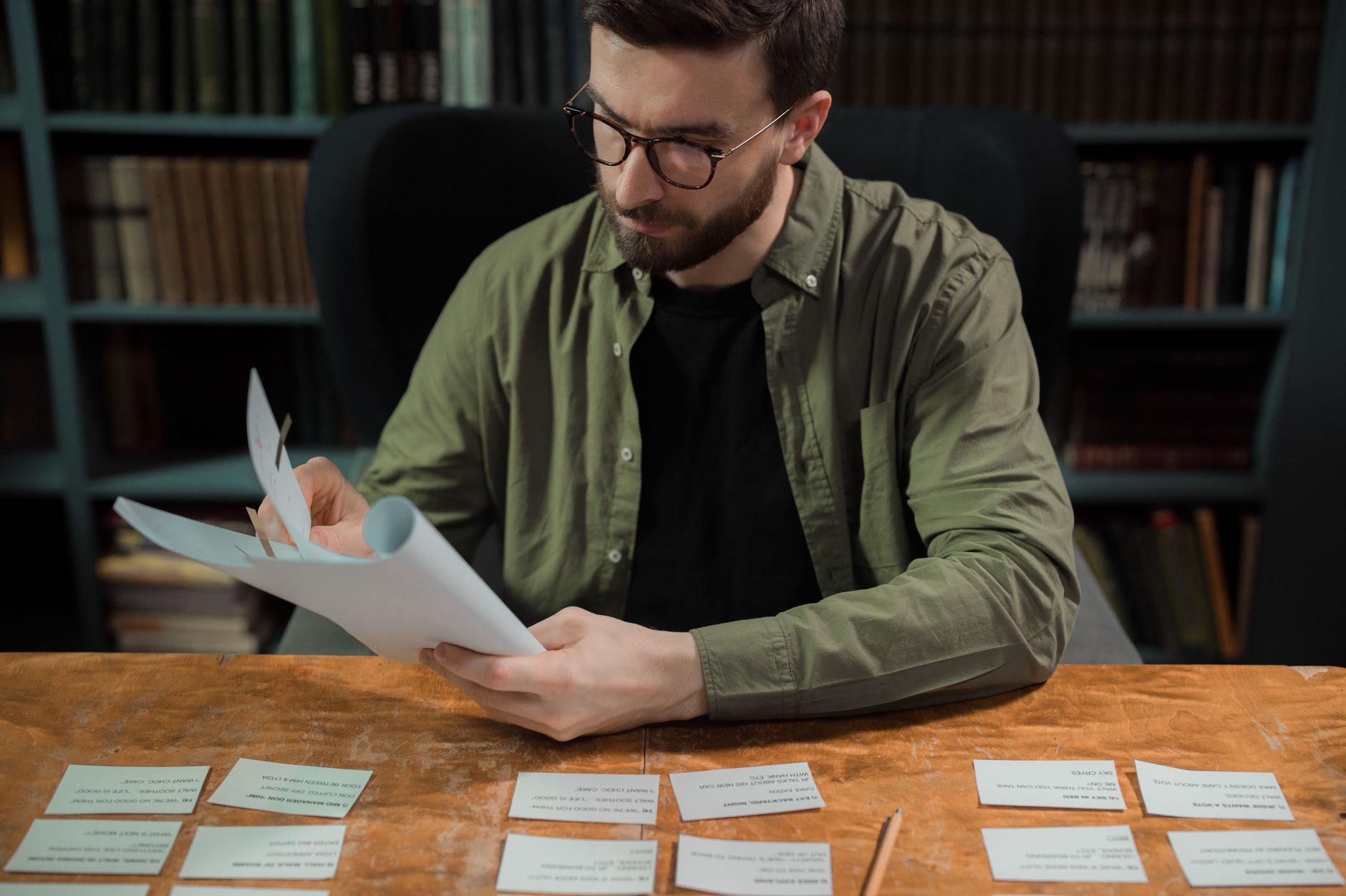 reading notes analysis table (Photo: Ron Lach / Pexels)