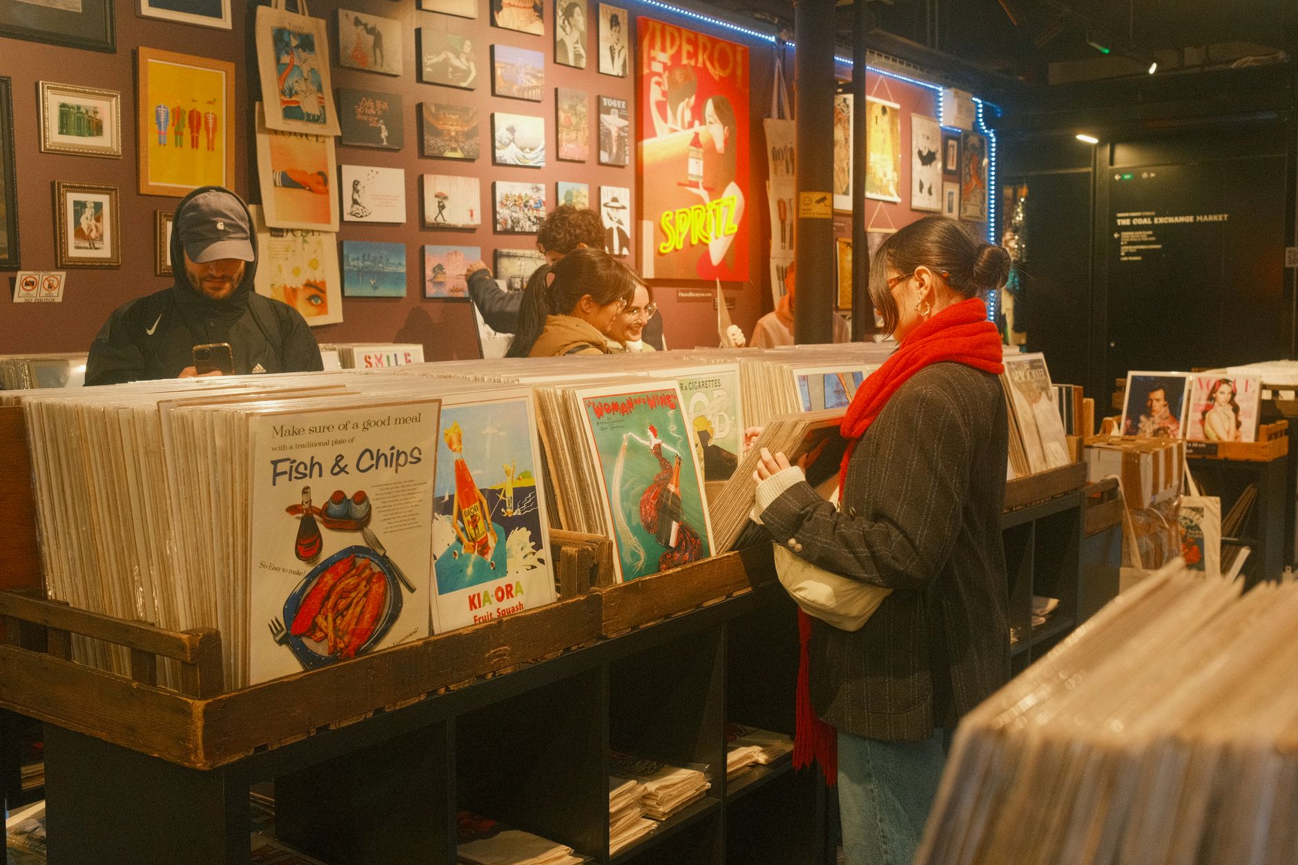 record store shopping people (Photo: Ian Ramírez / Pexels)