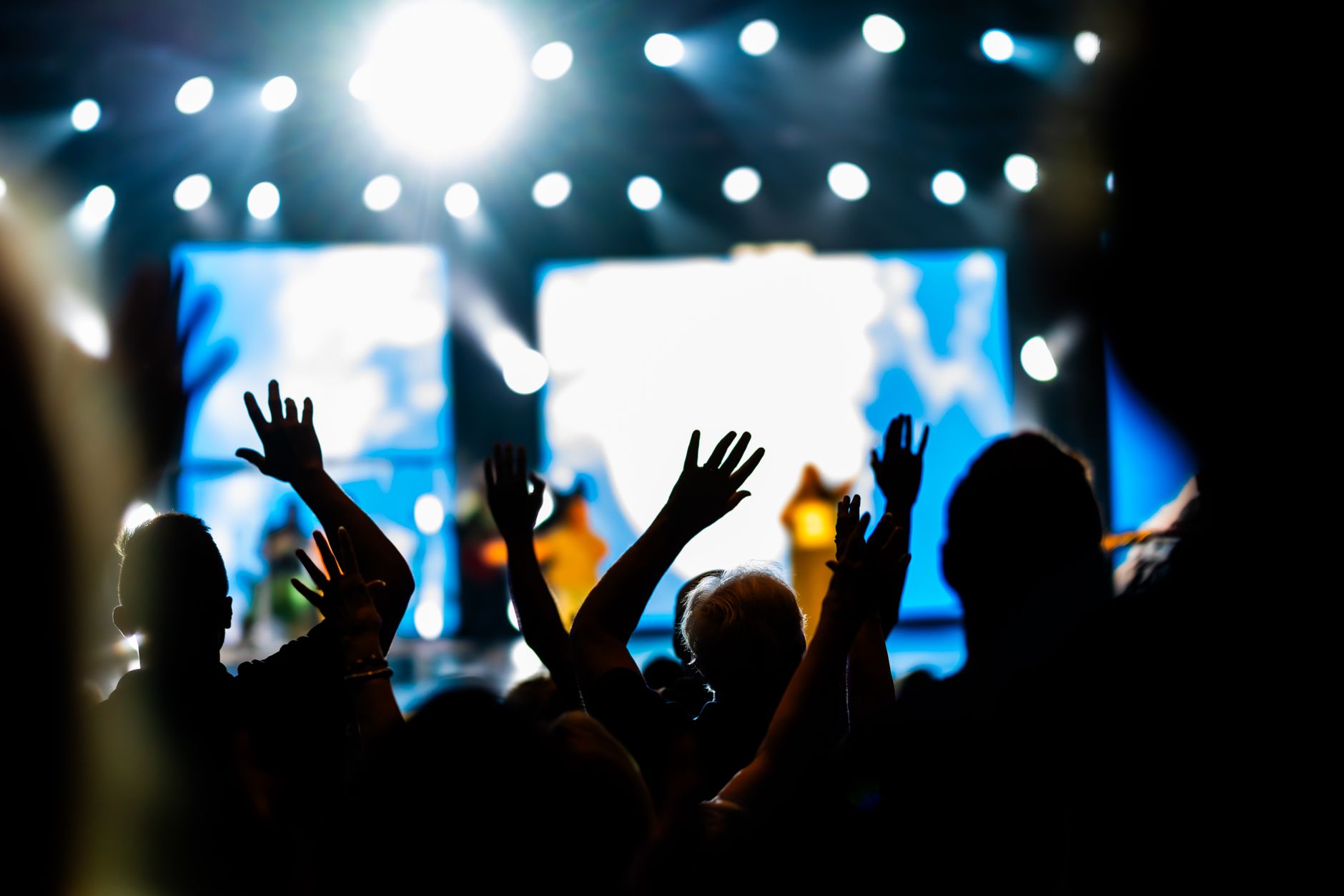 fans holding hands concert (Photo: Caleb Oquendo / Pexels)