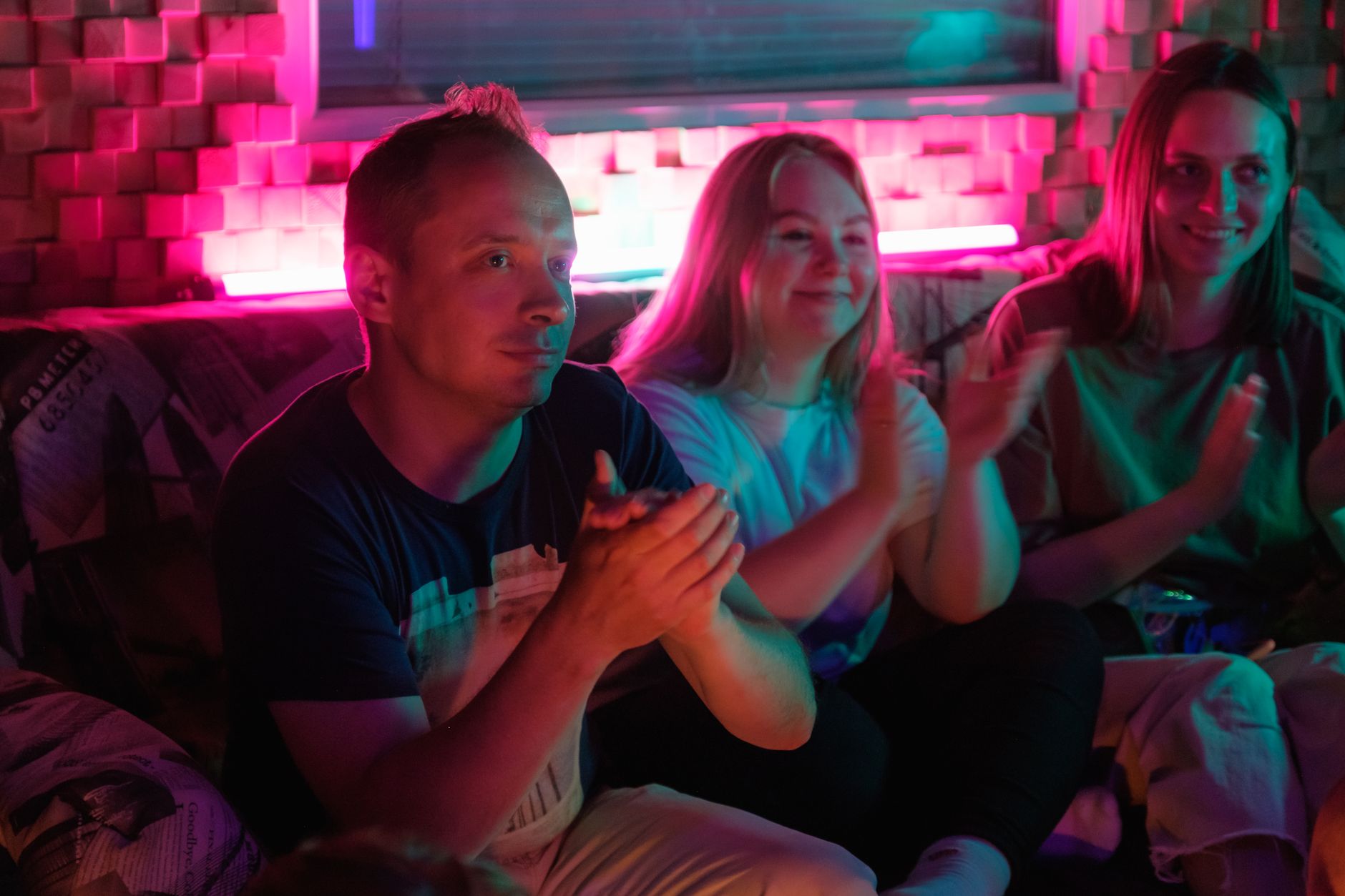 small live audience clapping (Photo: Big Bag Films / Pexels)