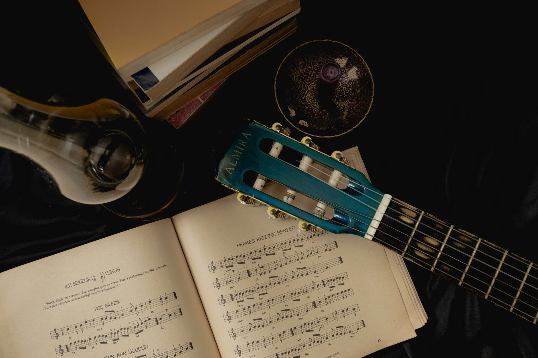 songbook lyrics notebook guitar (Photo: Yeşim Çolak / Pexels)