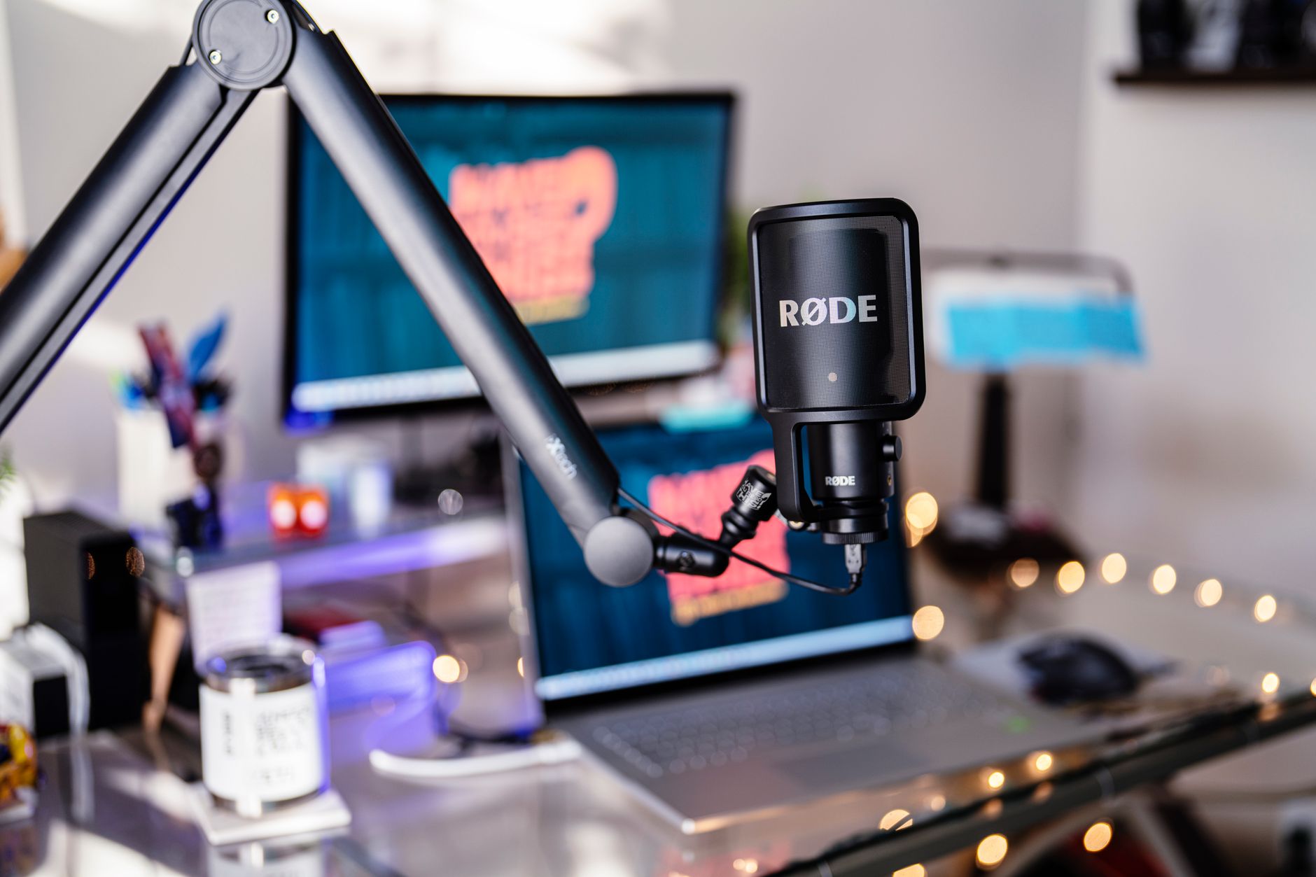 home studio microphone stand (Photo: Jason Morrison / Pexels)