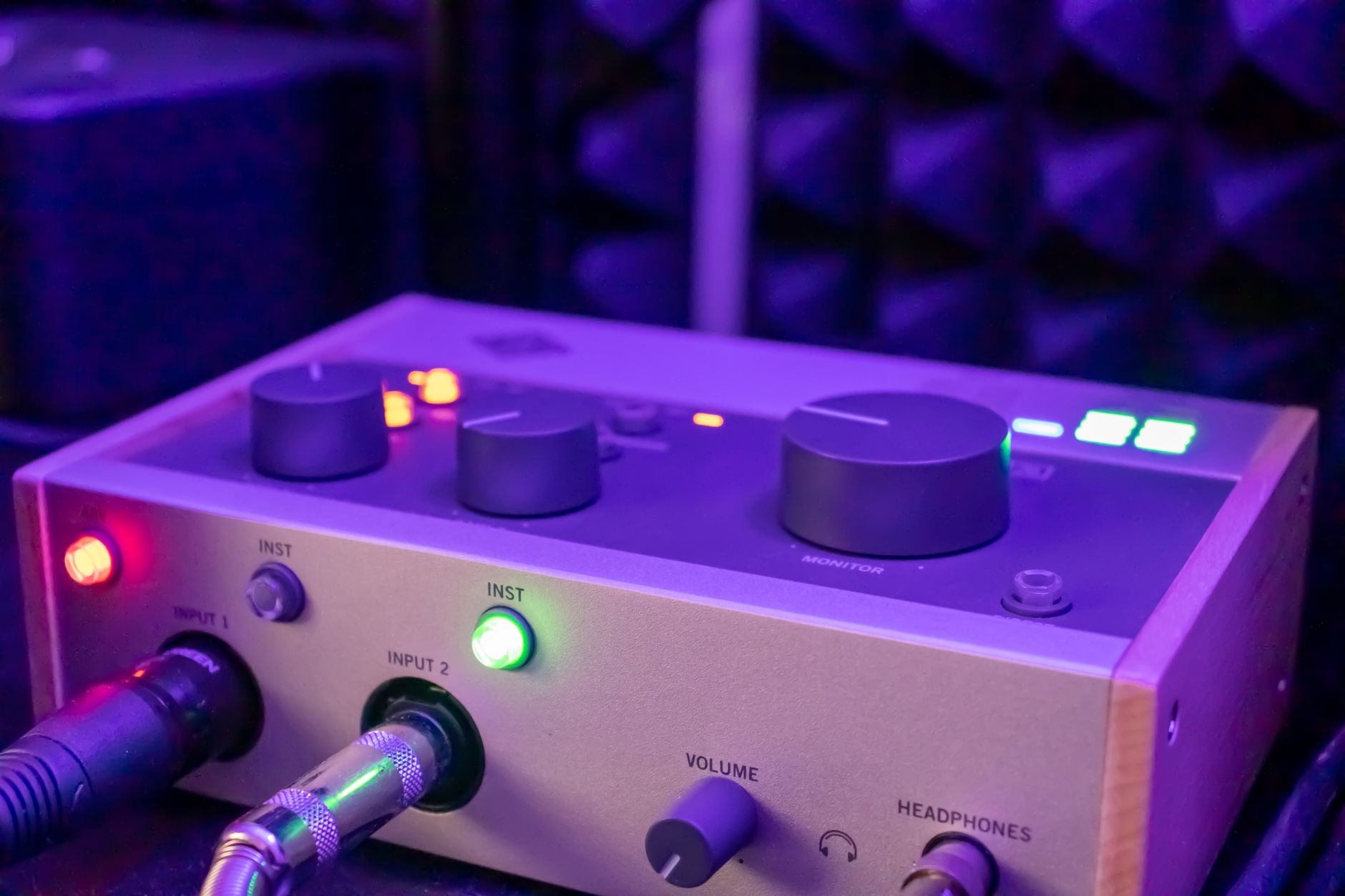 audio interface knobs (Photo: Nino Keller / Pexels)