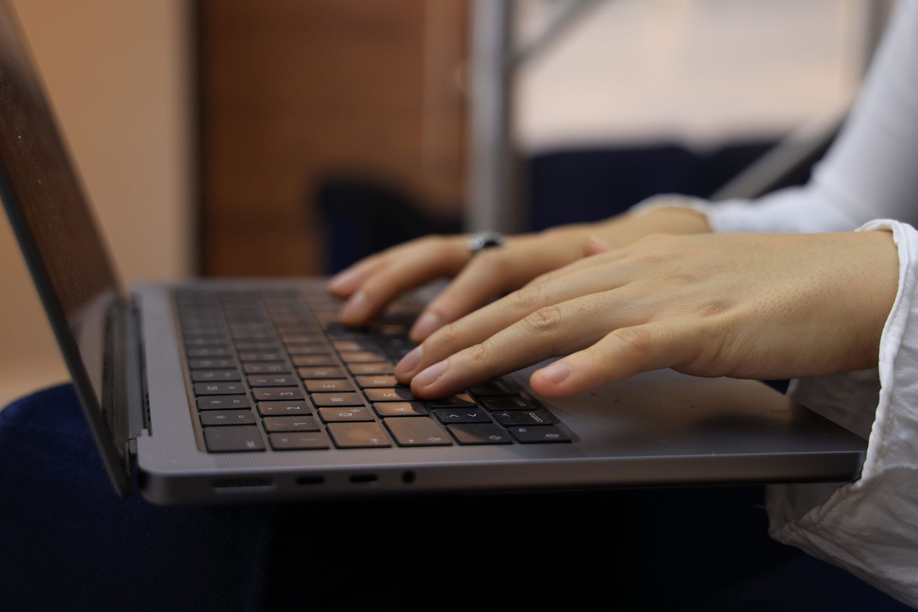 hands midi keyboard computer (Photo: Israel Torres / Pexels)