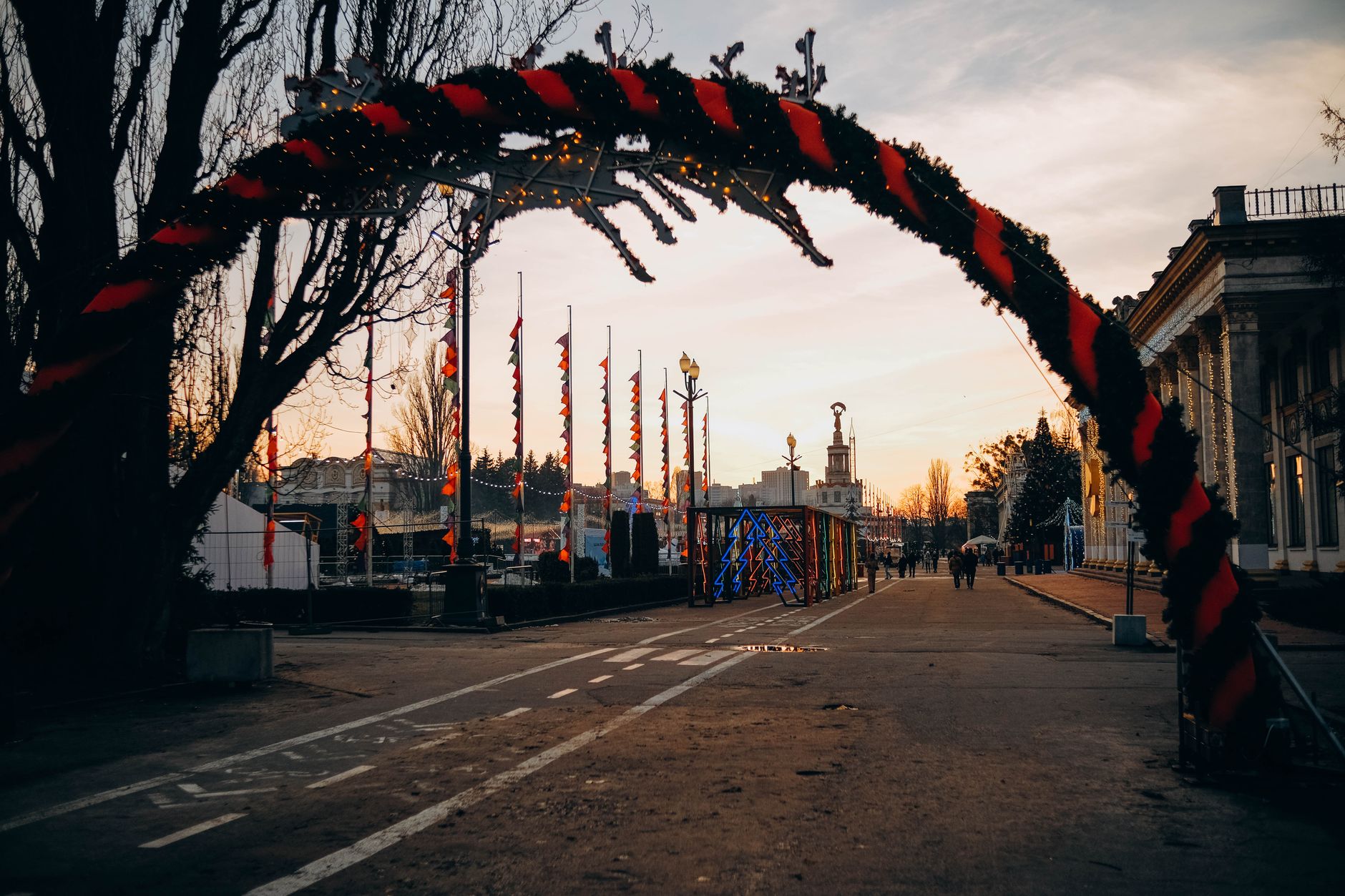 city street winter holidays (Photo: Max Kladitin / Pexels)