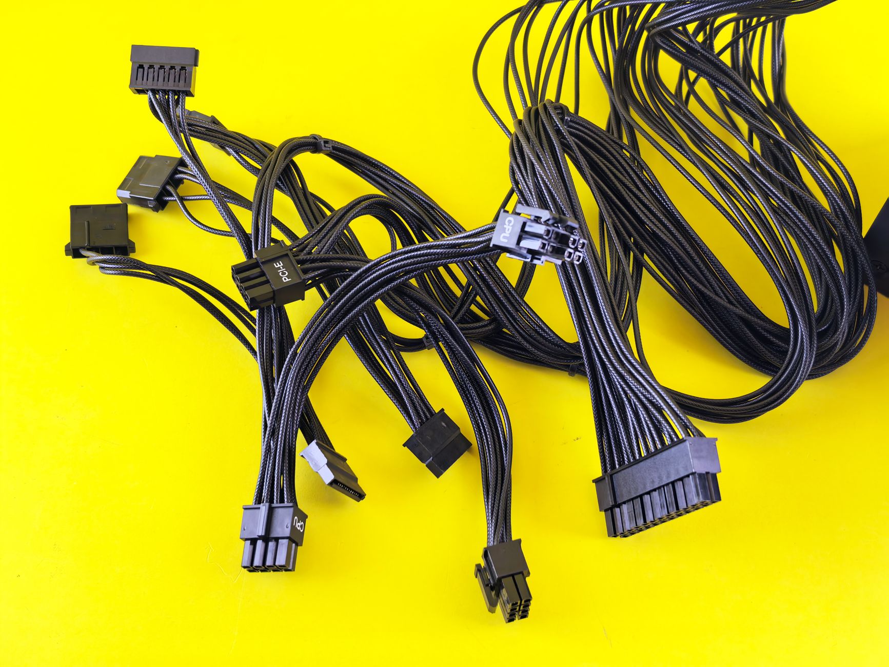 power supply patch cables (Photo: Andrey Matveev / Pexels)
