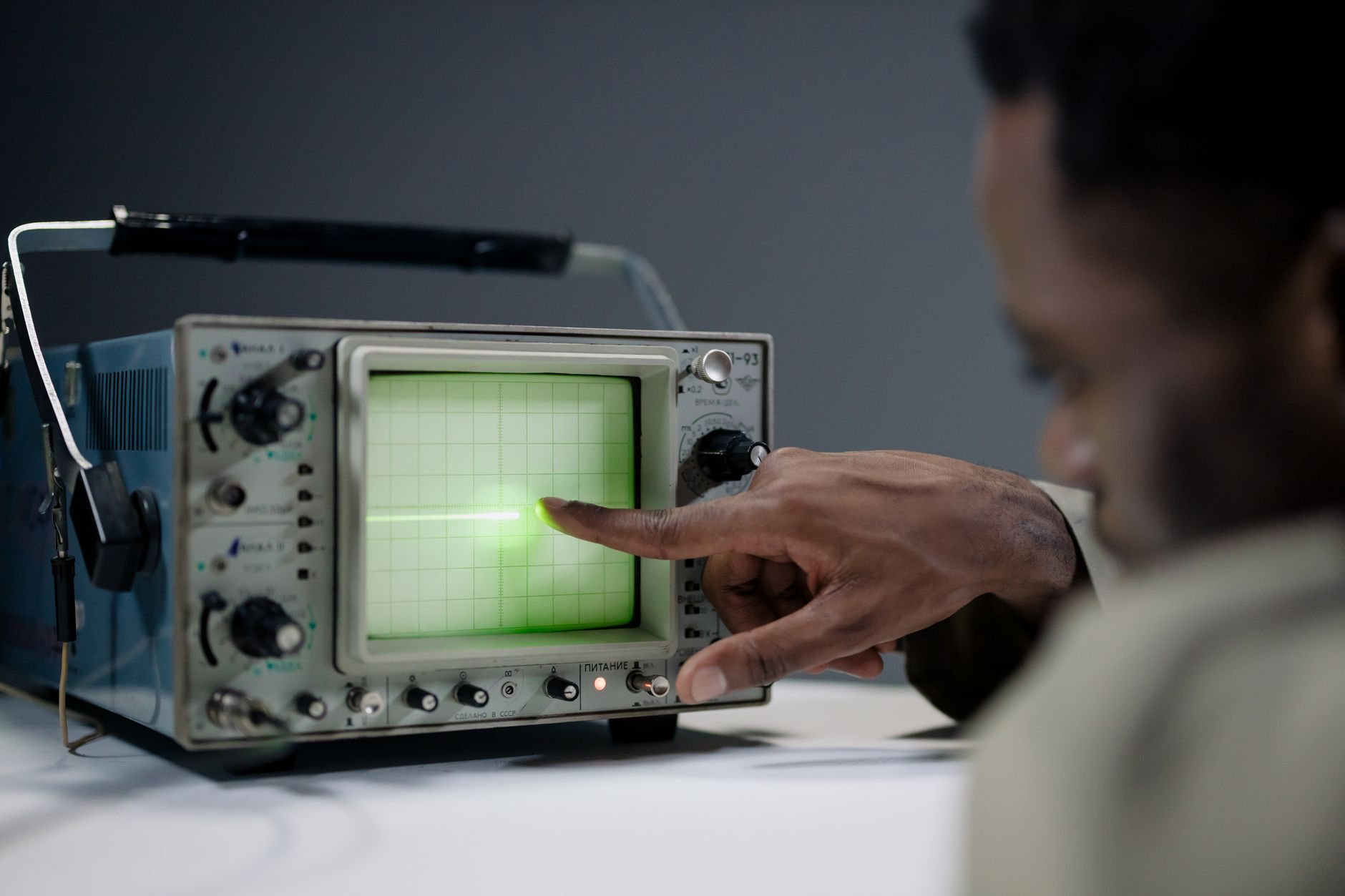 audio waveform screen (Photo: cottonbro studio / Pexels)