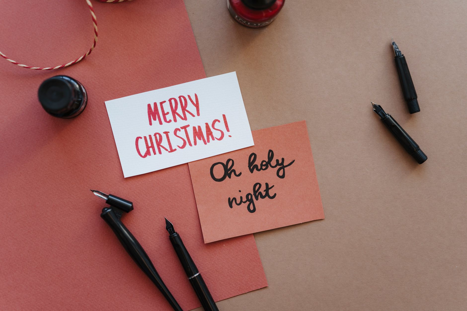 handwritten cards stickers desk (Photo: olia danilevich / Pexels)