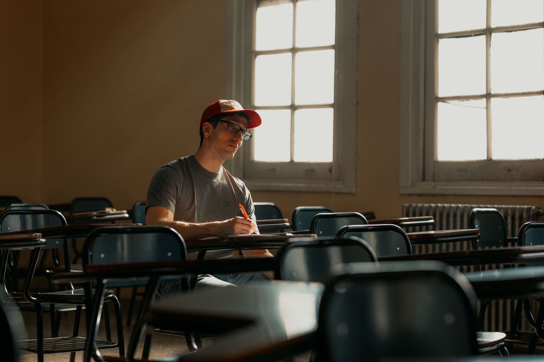 student studying alone night (Photo: Gera Cejas / Pexels)