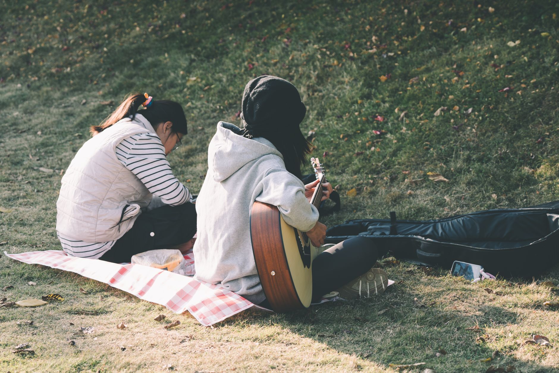 two musicians filming together (Photo: Orange Ocean / Pexels)