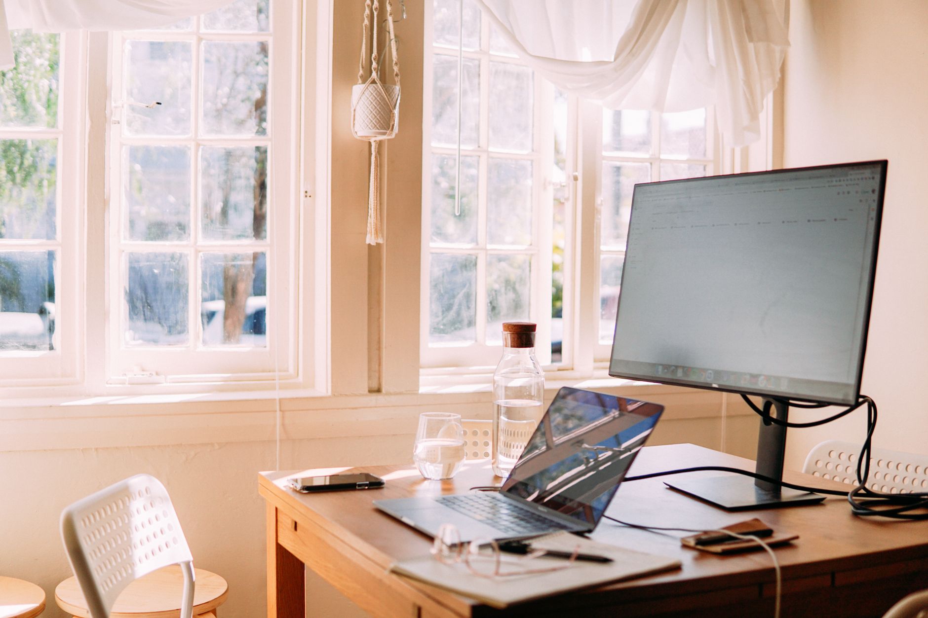 sunrise window warm desk (Photo: Elle Hughes / Pexels)