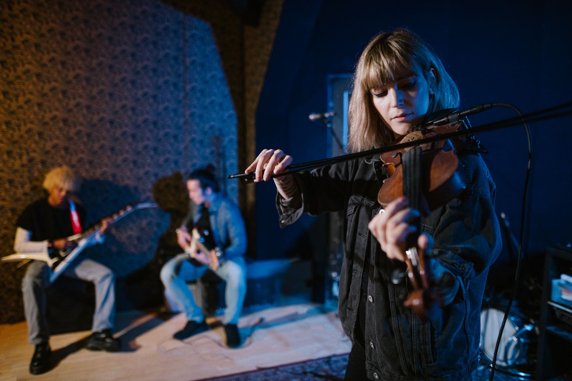 violin and acoustic guitar (Photo: RDNE Stock project / Pexels)