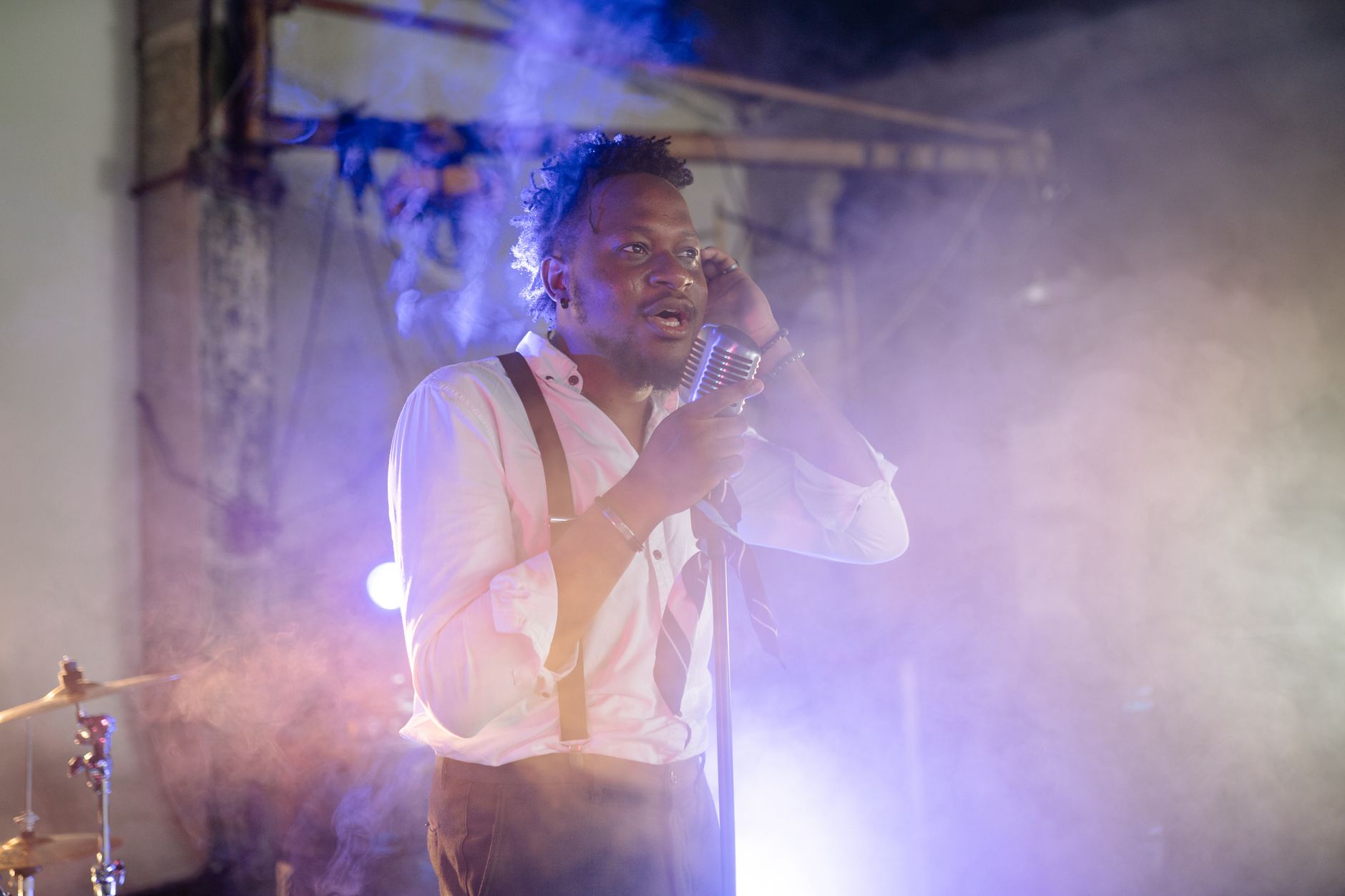 singer microphone stage performing (Photo: Yan Krukau / Pexels)