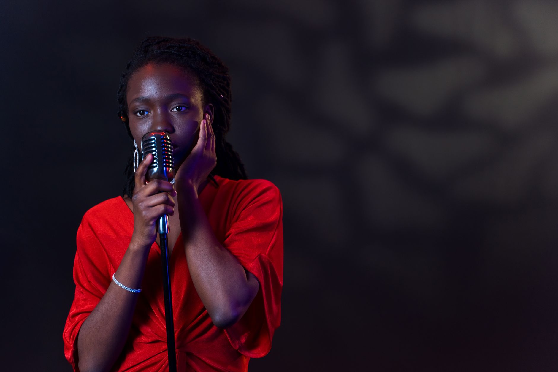 vocalist singing microphone (Photo: AI25.Studio AI GENERATIVE / Pexels)