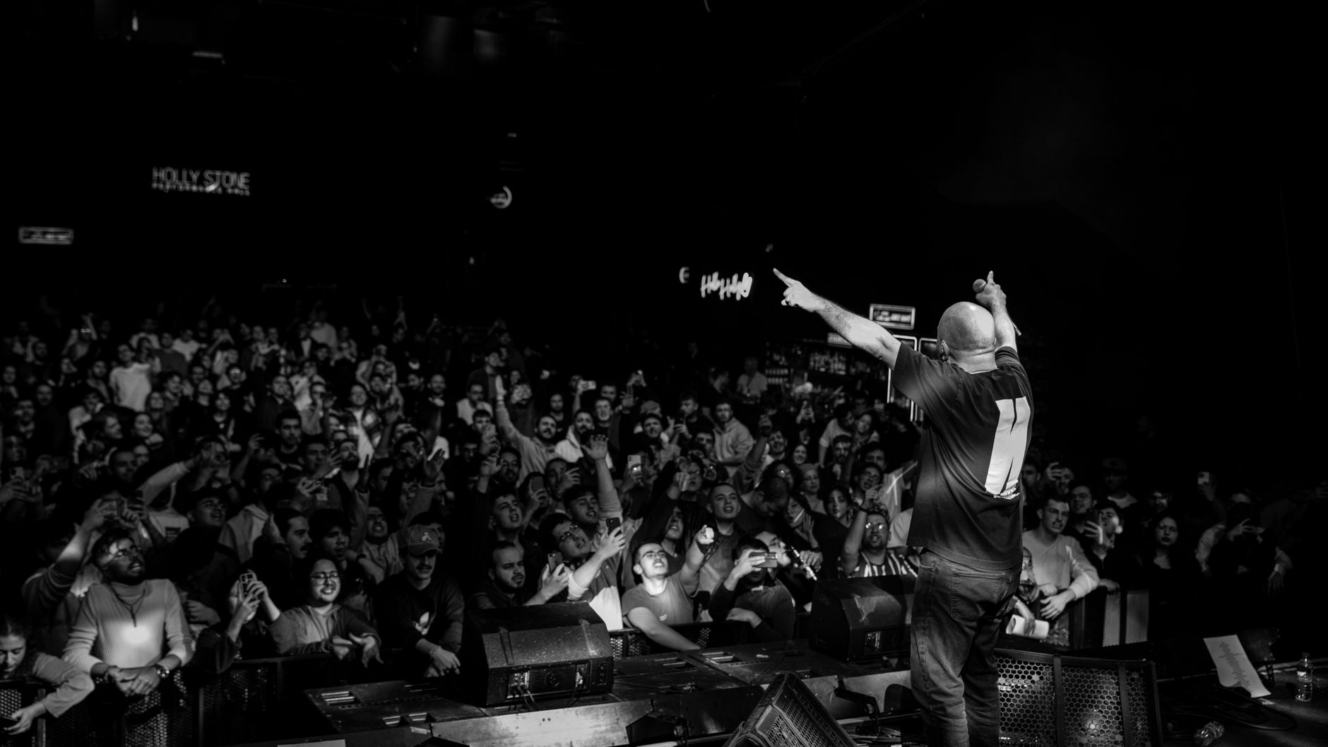 singer pointing microphone audience (Photo: Özlem Aldal / Pexels)