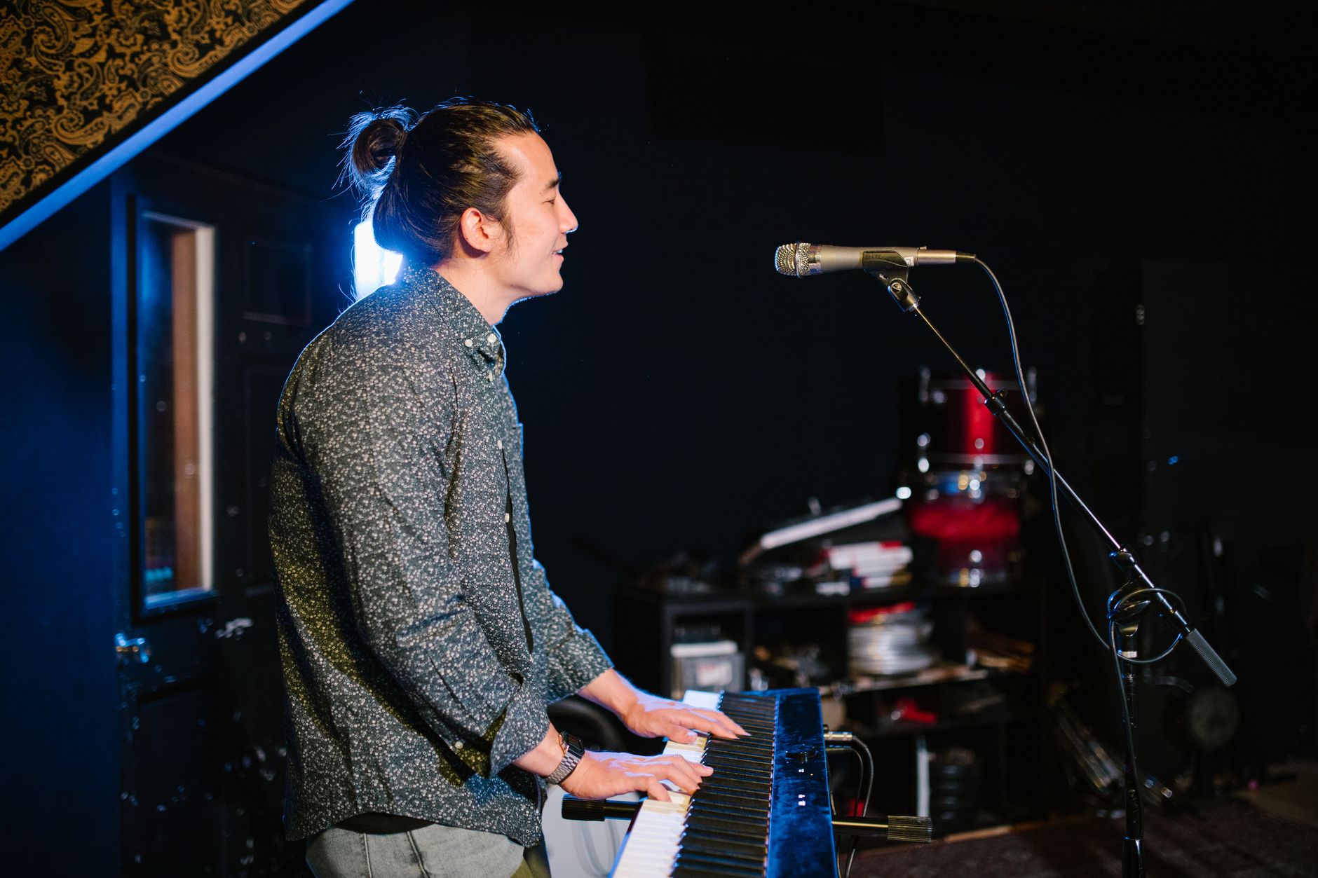 pianist singing warm light (Photo: RDNE Stock project / Pexels)