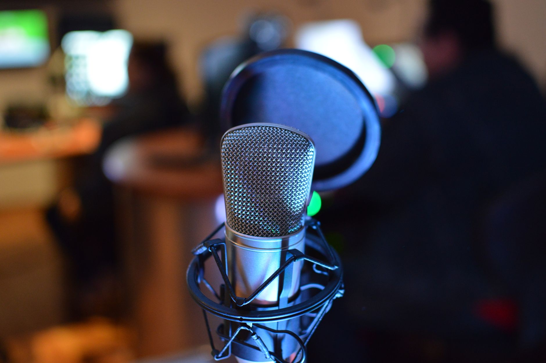 recording studio microphone demo (Photo: Erik Dávalos / Pexels)