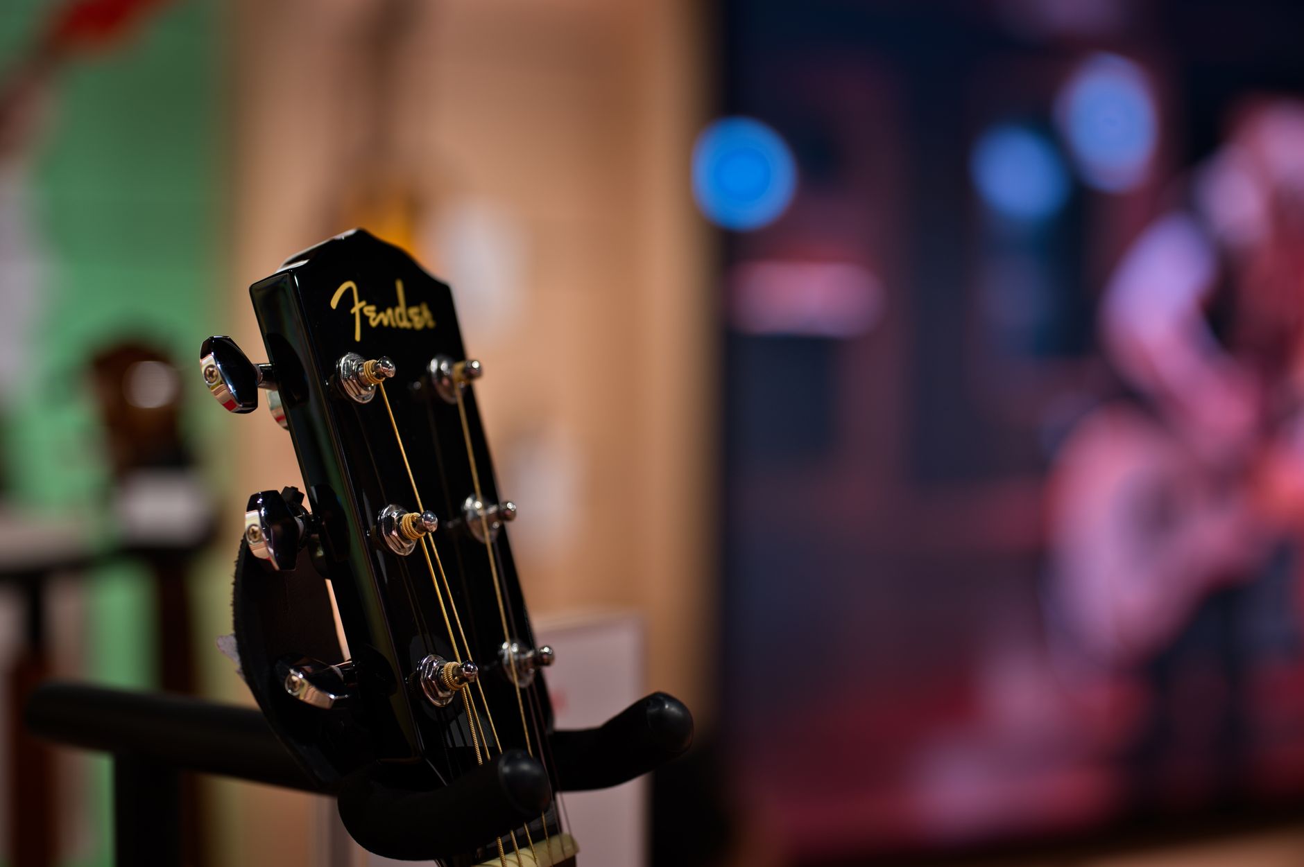 musician guitar store warm light (Photo: Federico Abis / Pexels)