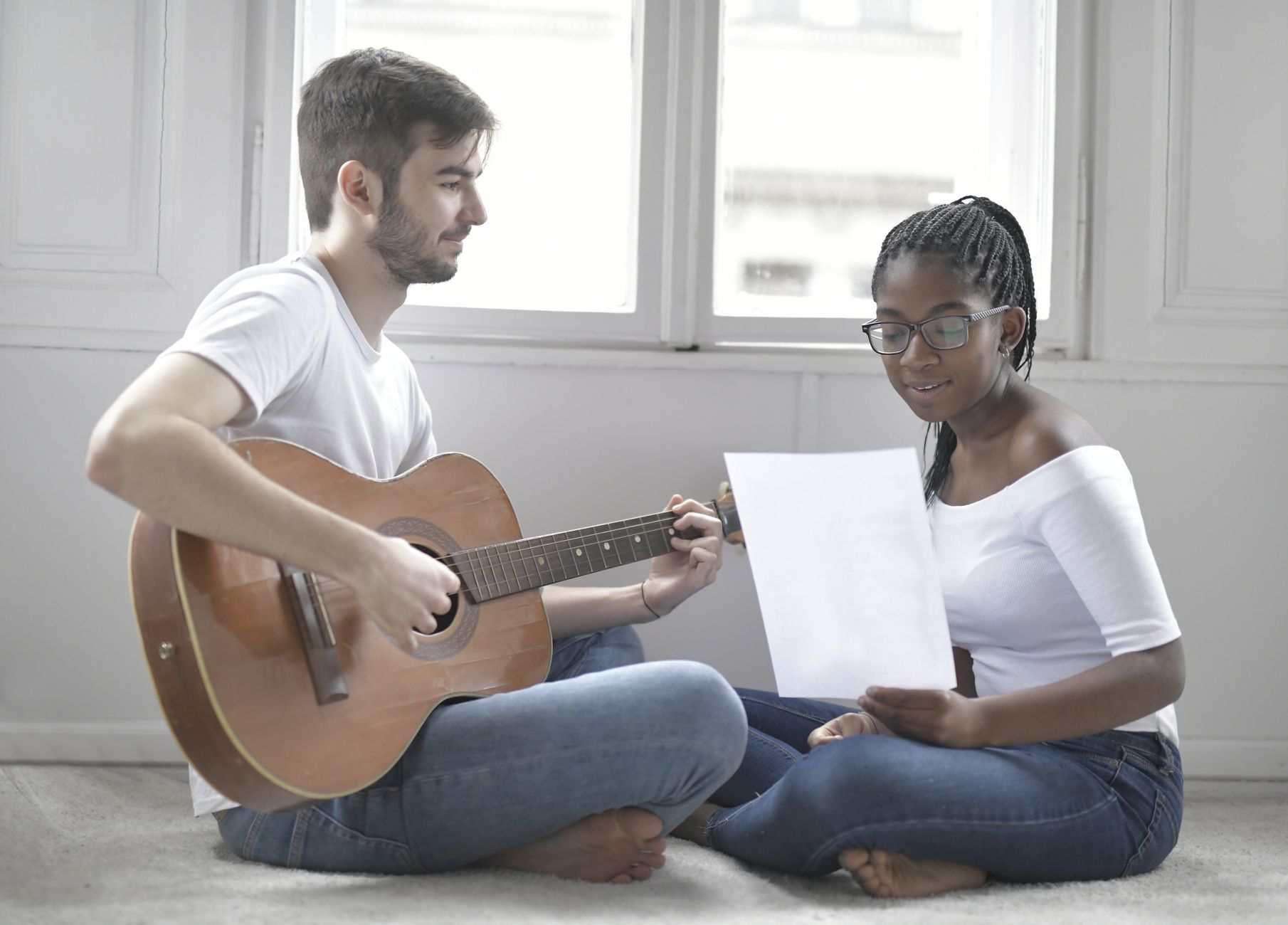 setlist paper guitar floor (Photo: Andrea Piacquadio / Pexels)