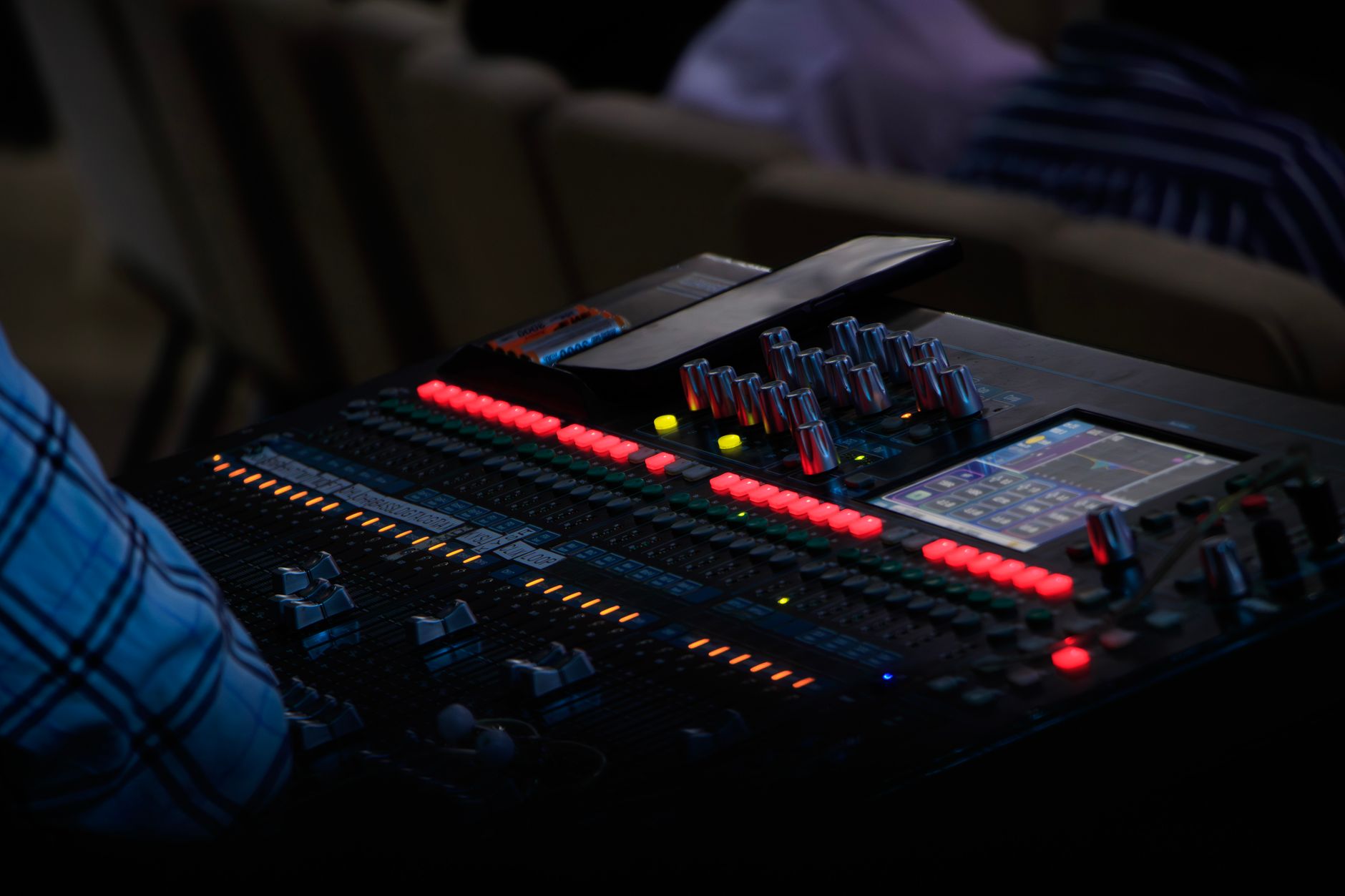 empty concert venue soundcheck (Photo: t'Achi Gallery / Pexels)
