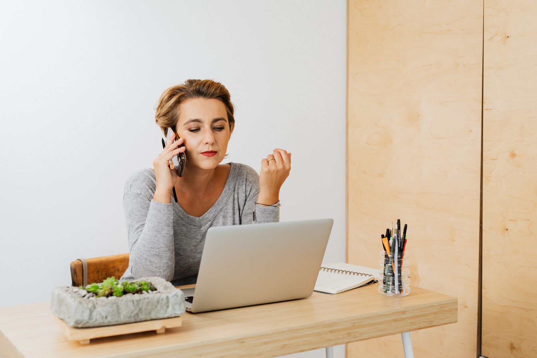 phone call notebook desk (Photo: https://kaboompics.com/ / Pexels)