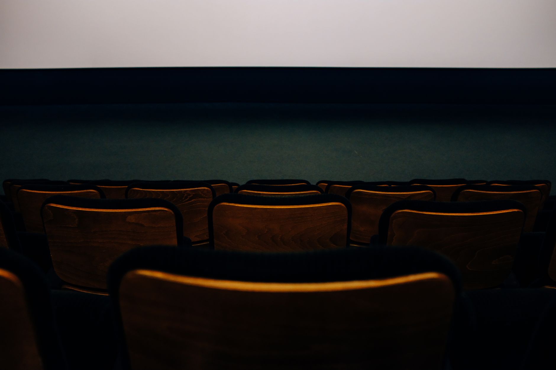 empty live house stage lights (Photo: Adrien Olichon / Pexels)