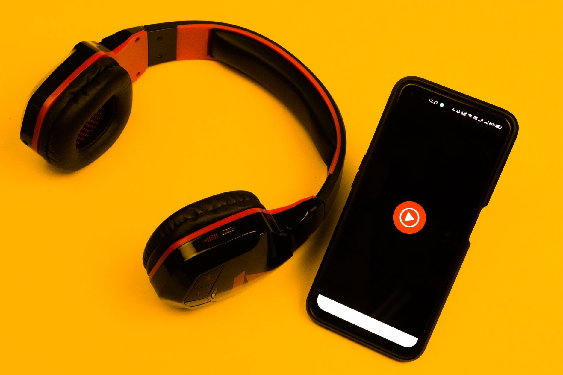 smartphone music streaming app (Photo: Sanket  Mishra / Pexels)
