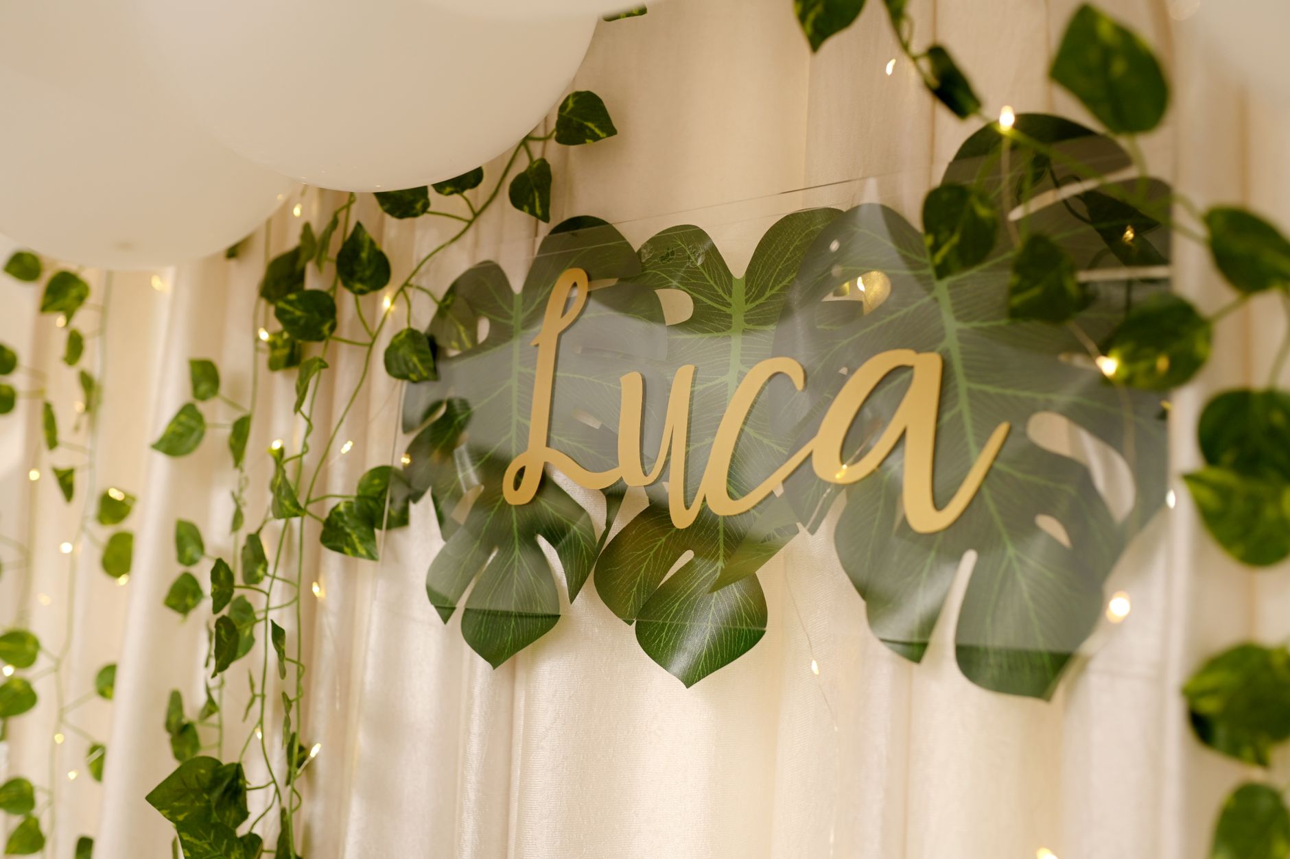 artist name sign warm light (Photo: Sonia Antony / Pexels)