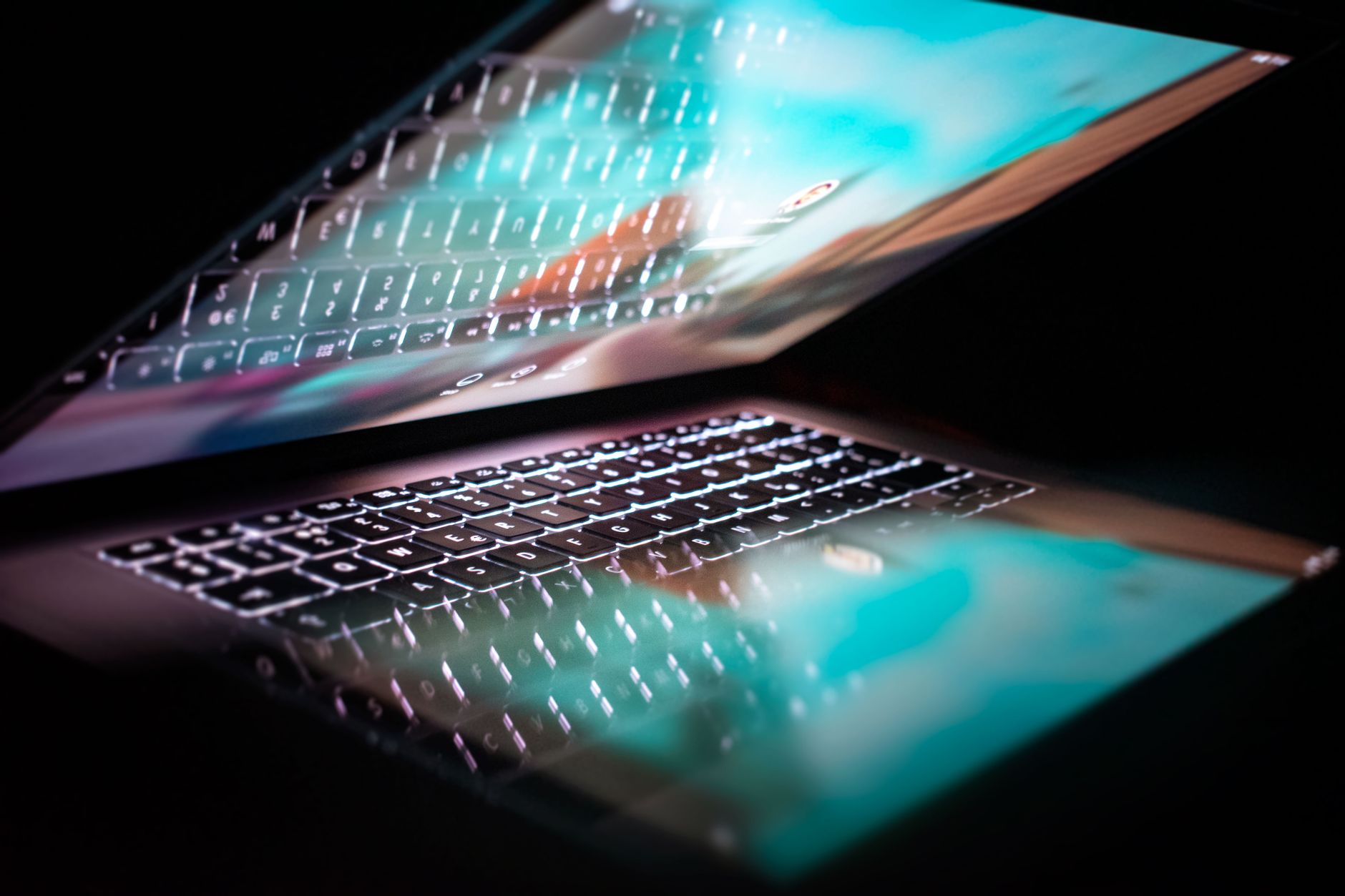 keyboard typing screen glow (Photo: Federico Orlandi / Pexels)