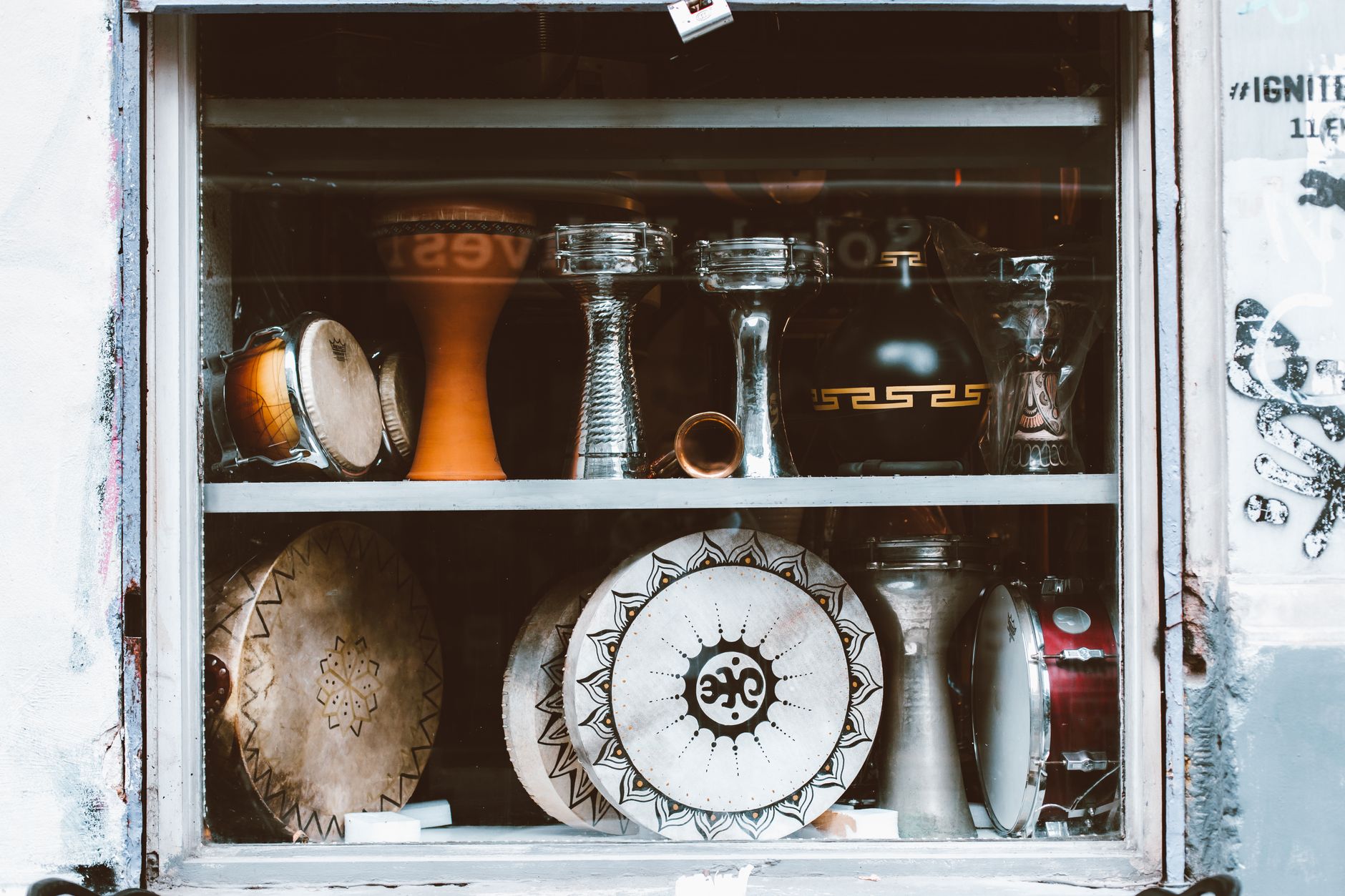 music shop instruments display (Photo: ROMAN ODINTSOV / Pexels)