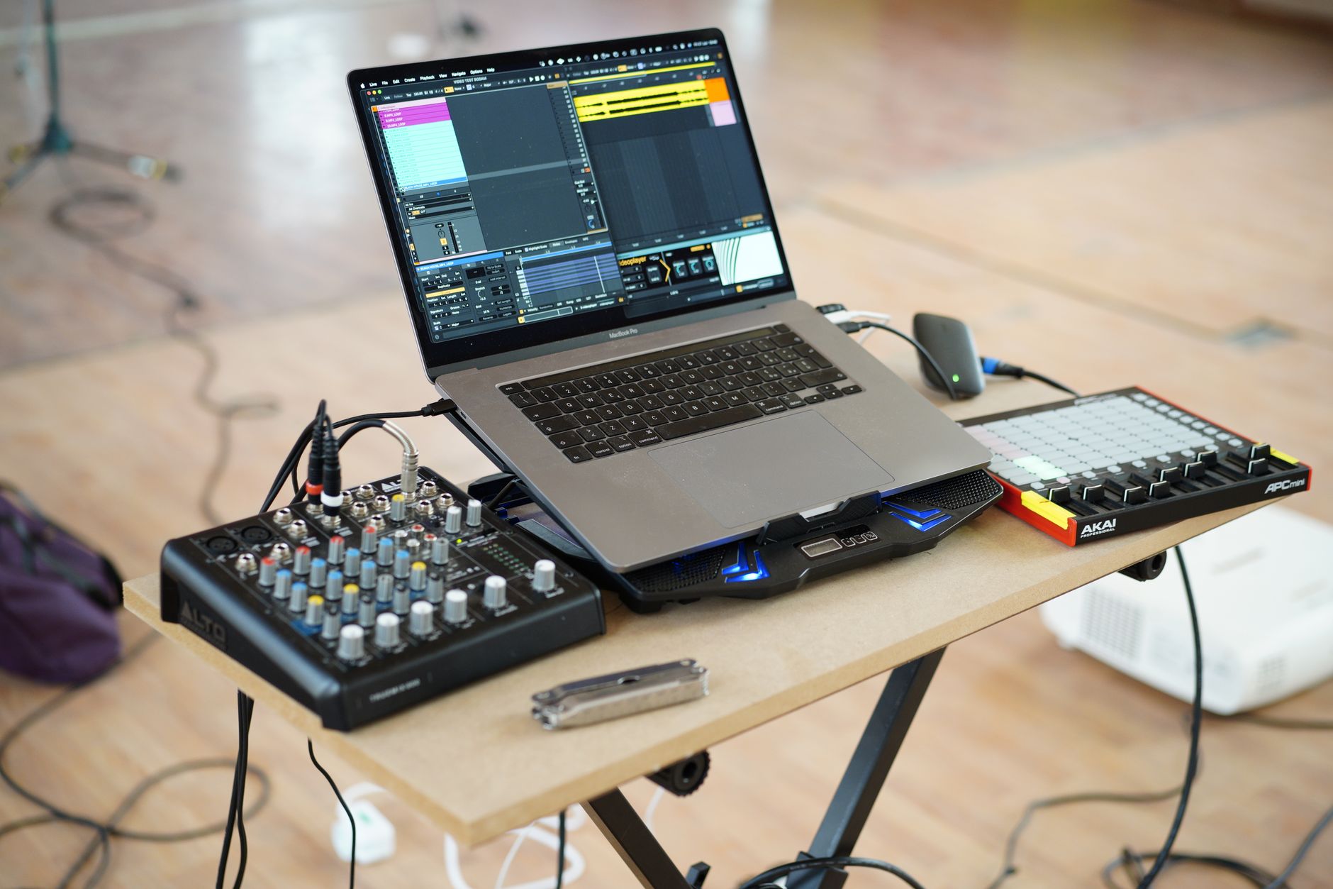 home studio laptop (Photo: Giuseppe Di Maria / Pexels)