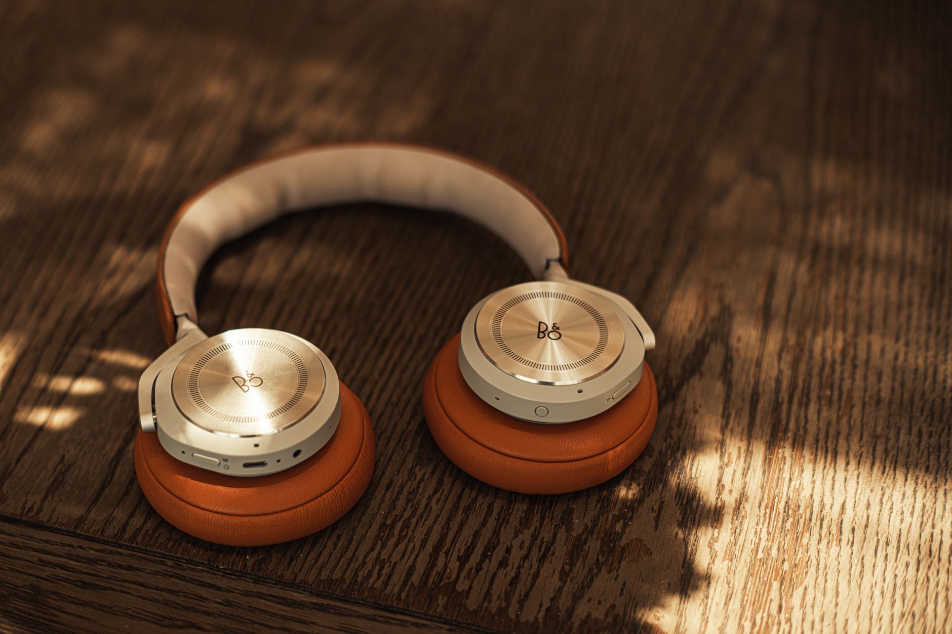 headphones music warm light (Photo: Đậu Photograph / Pexels)
