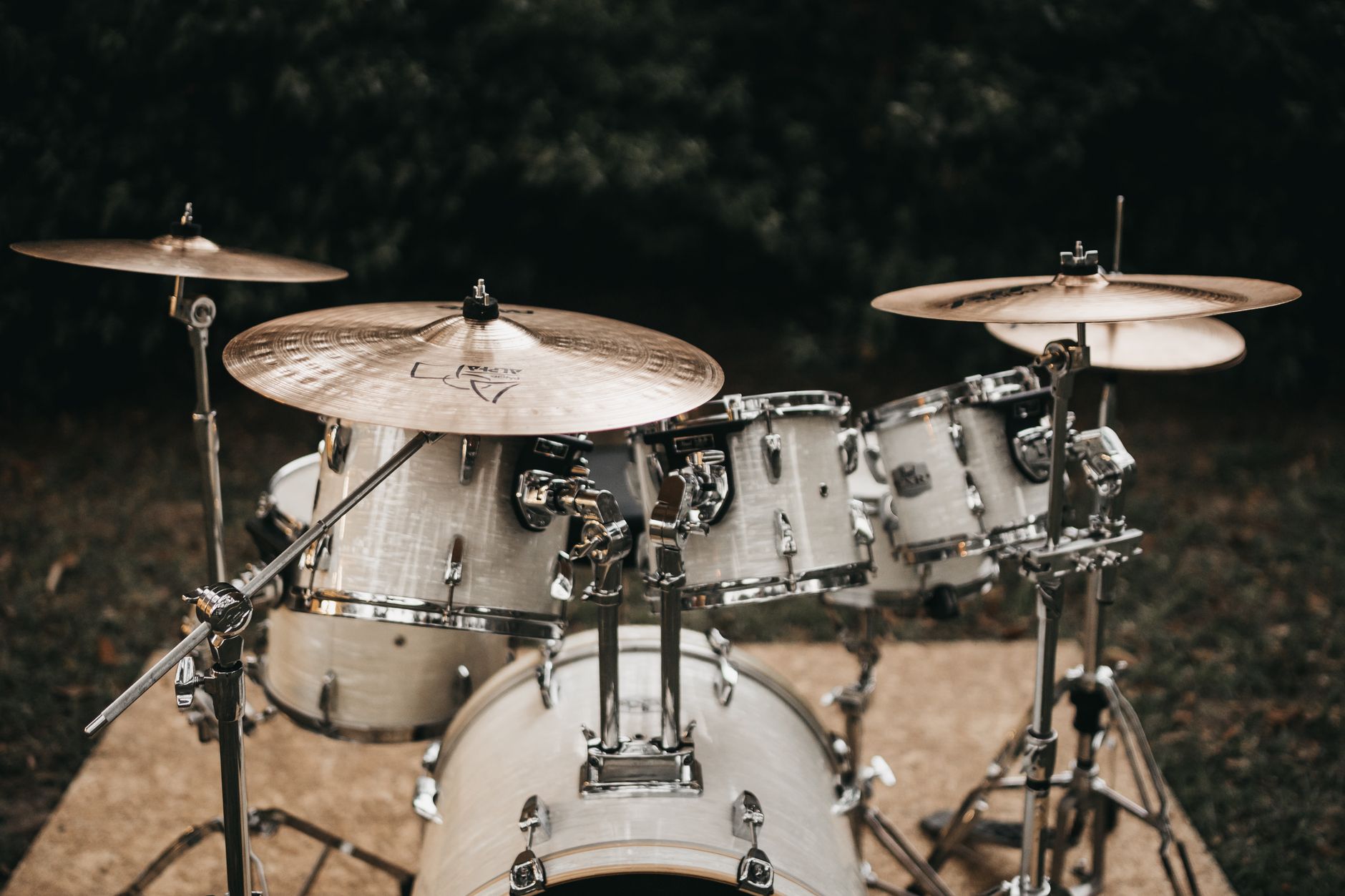 drum kit bass guitar (Photo: David Martin Jr. / Pexels)