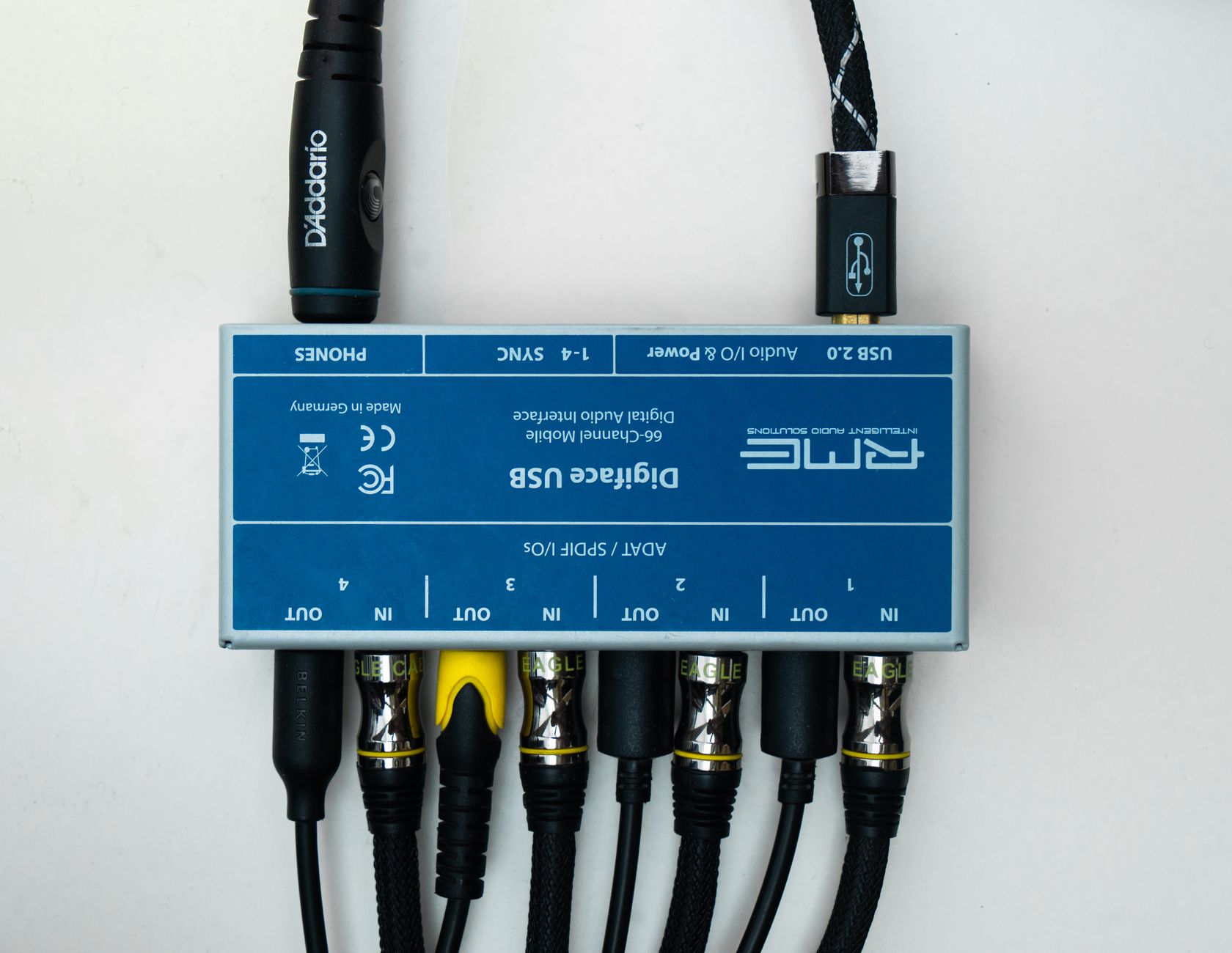 audio cables power strip (Photo: Alena Sharkova / Pexels)