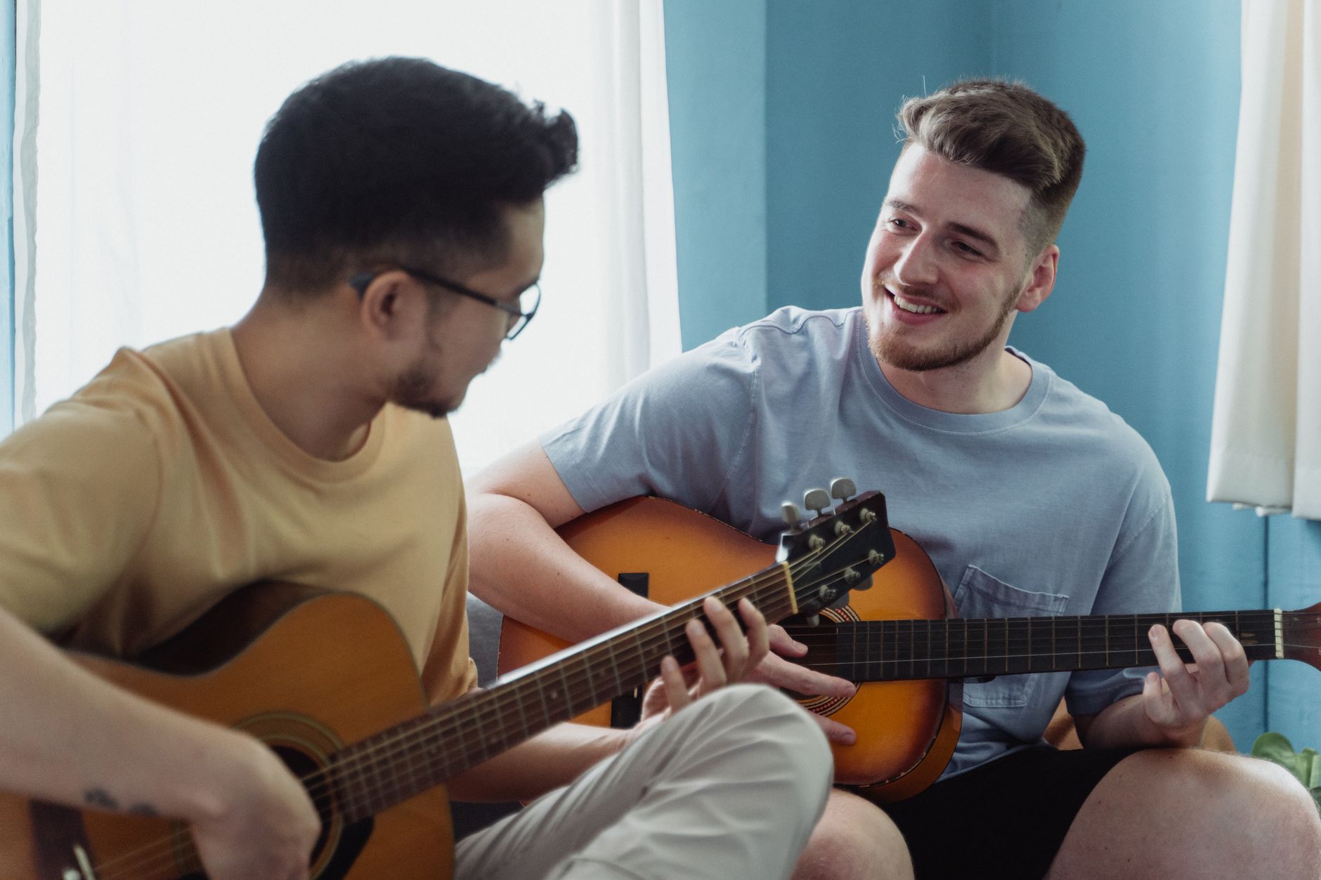 two musicians conversation smiling (Photo: Ketut Subiyanto / Pexels)