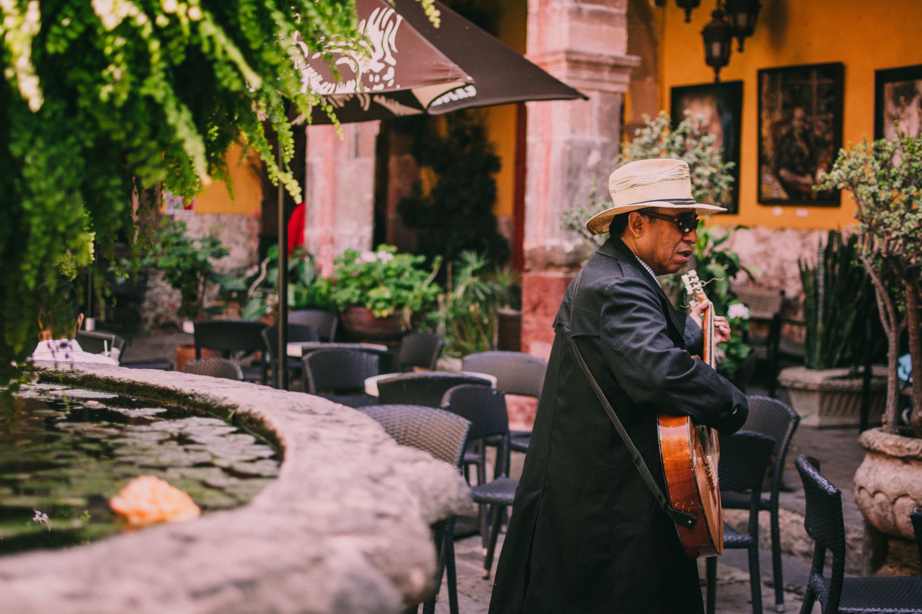 small cafe live performance (Photo: Jorge Acre / Pexels)