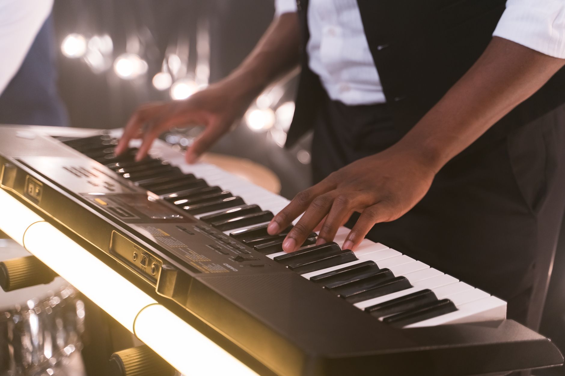 keyboard player live stage (Photo: AI25.Studio AI GENERATIVE / Pexels)