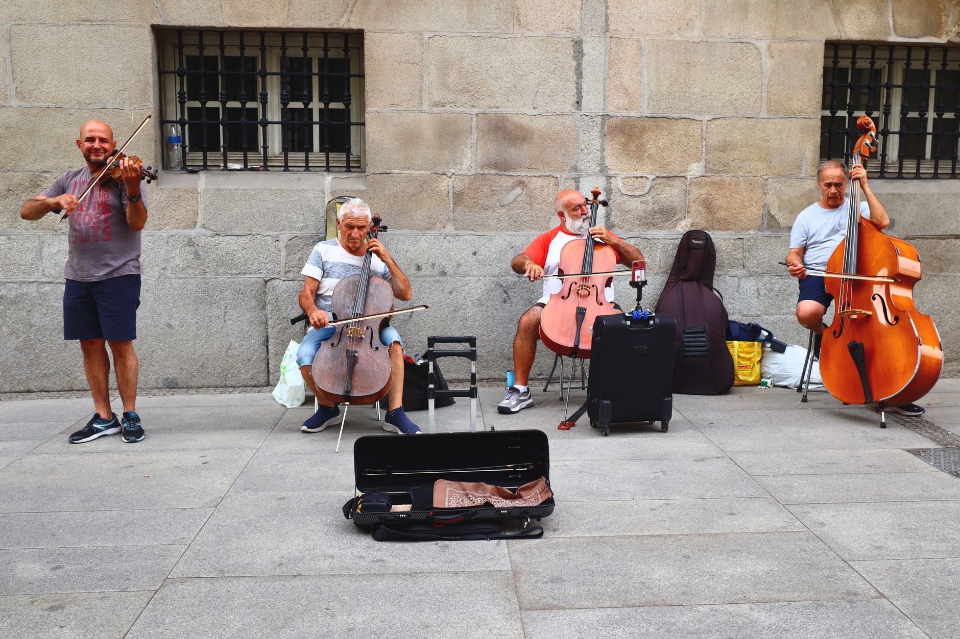 musician carrying case street (Photo: Dominiquemel16 Ramos / Pexels)