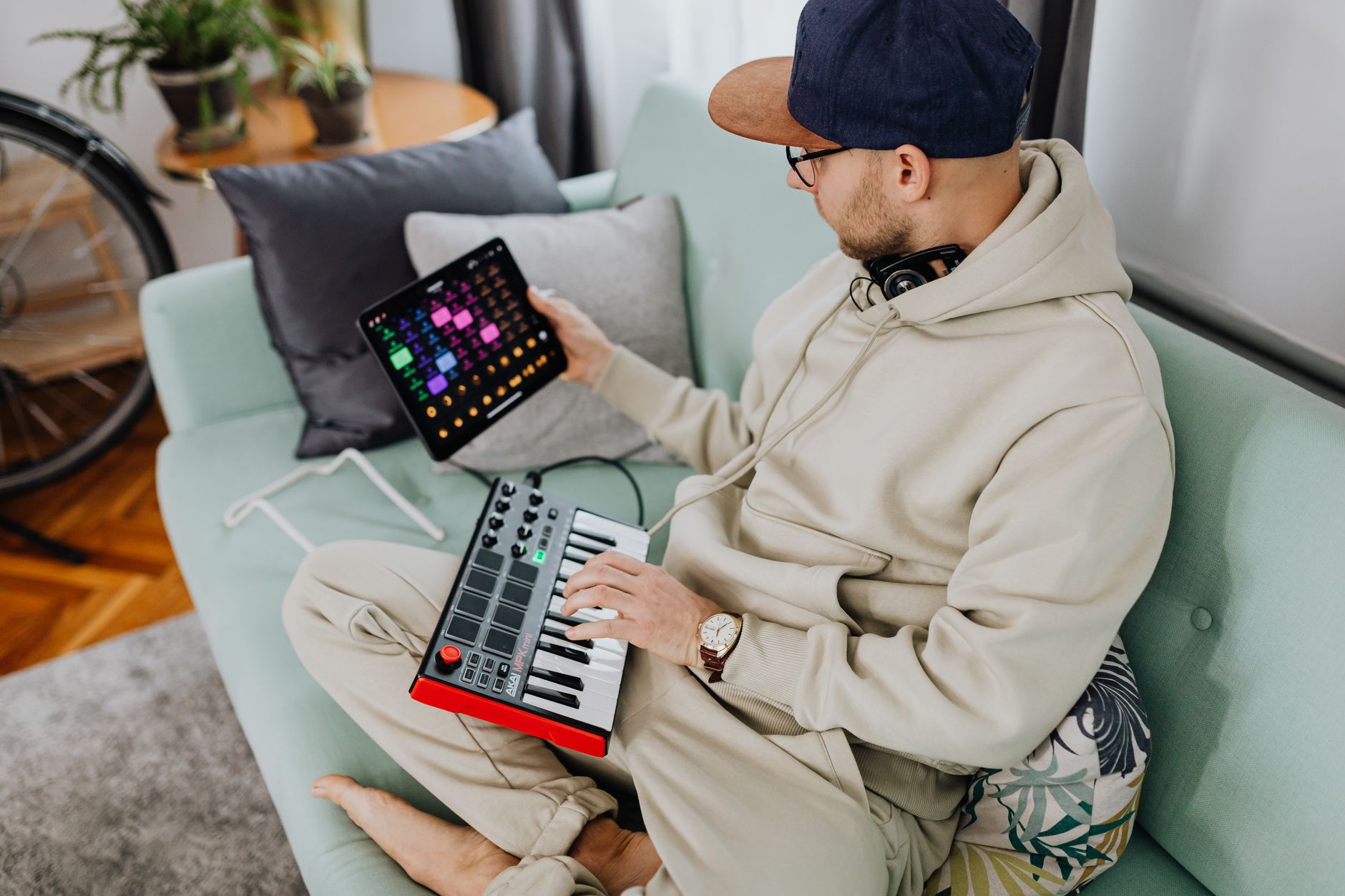 laptop music production midi keyboard (Photo: https://kaboompics.com/ / Pexels)