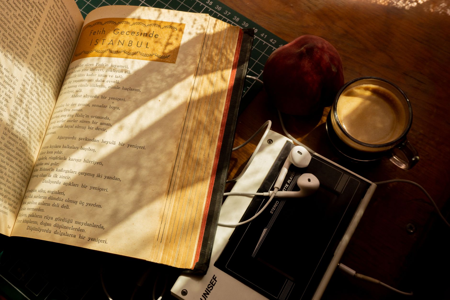 headphones sunlight desk music (Photo: Berkan Turgut / Pexels)