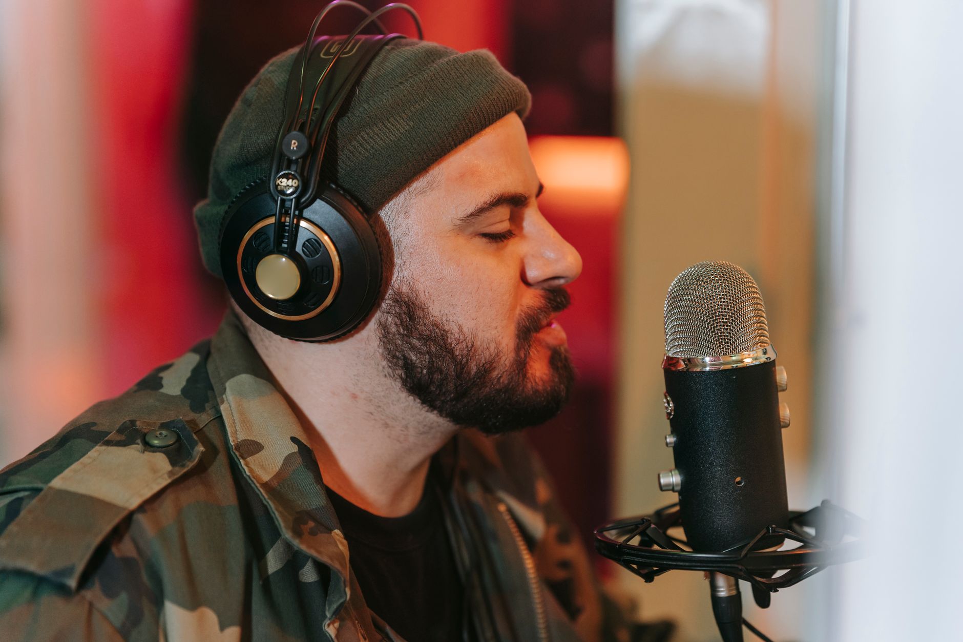 singer headphones warm studio (Photo: Anna Pou / Pexels)