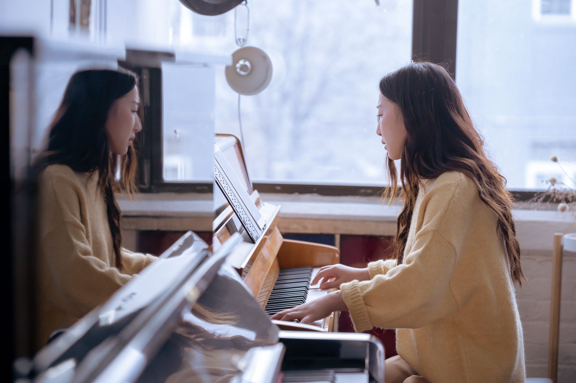 piano warm light peaceful (Photo: Charles Parker / Pexels)