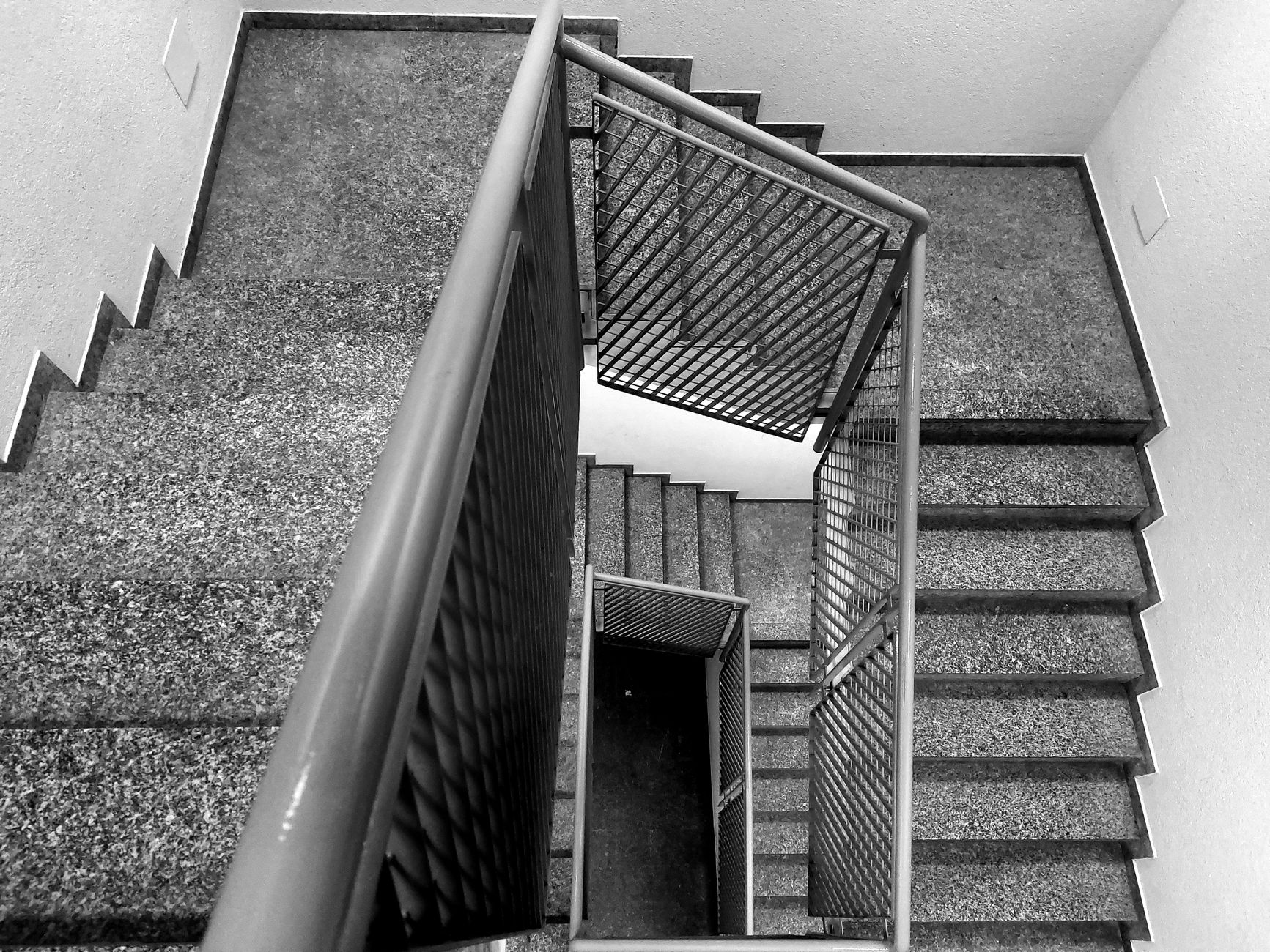 staircase up down contrast (Photo: MAURO FOSSATI / Pexels)