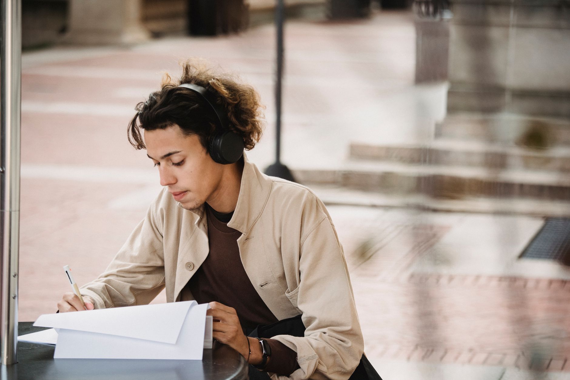 listening headphones focused (Photo: Armin  Rimoldi / Pexels)
