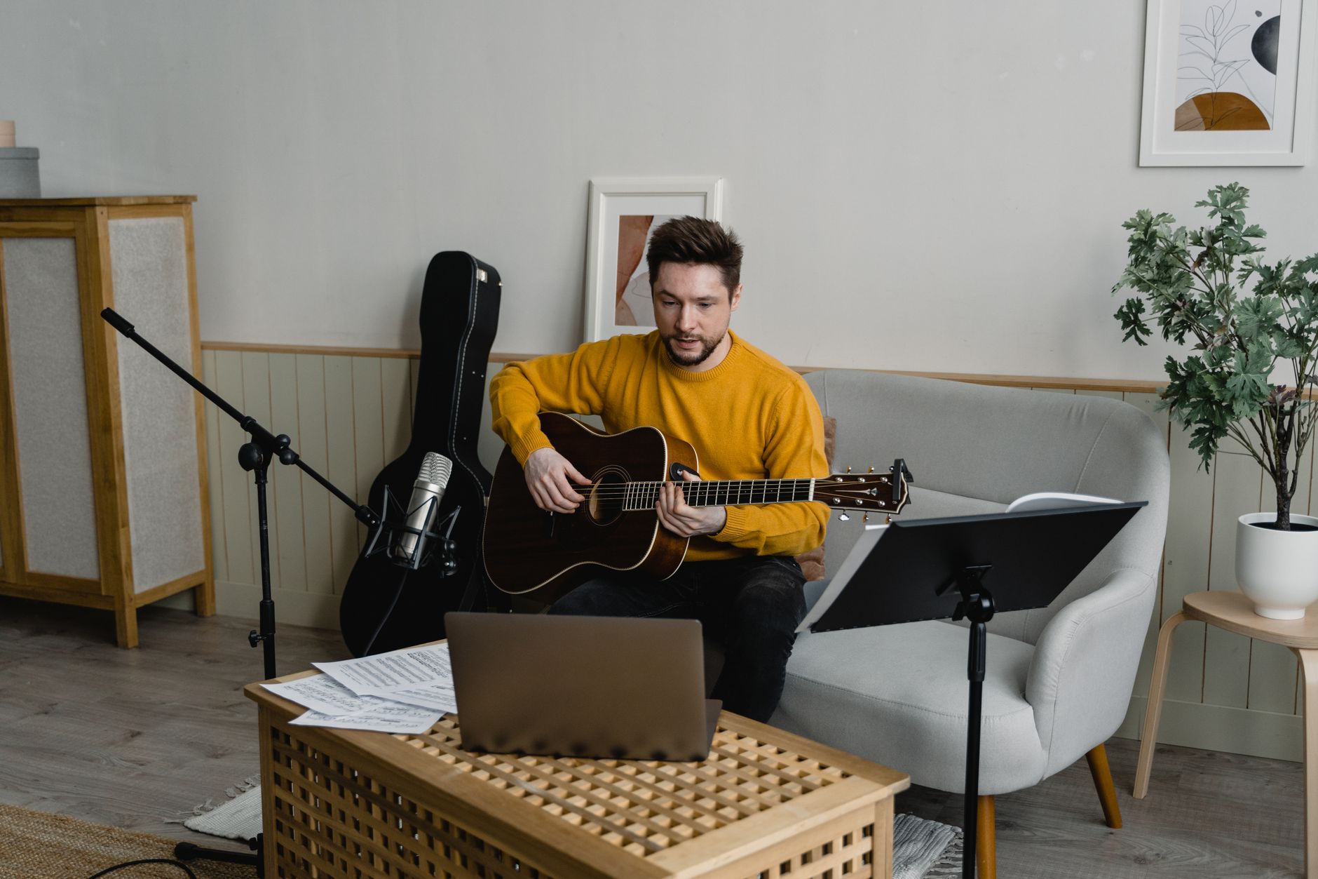 live streaming musician (Photo: Tima Miroshnichenko / Pexels)