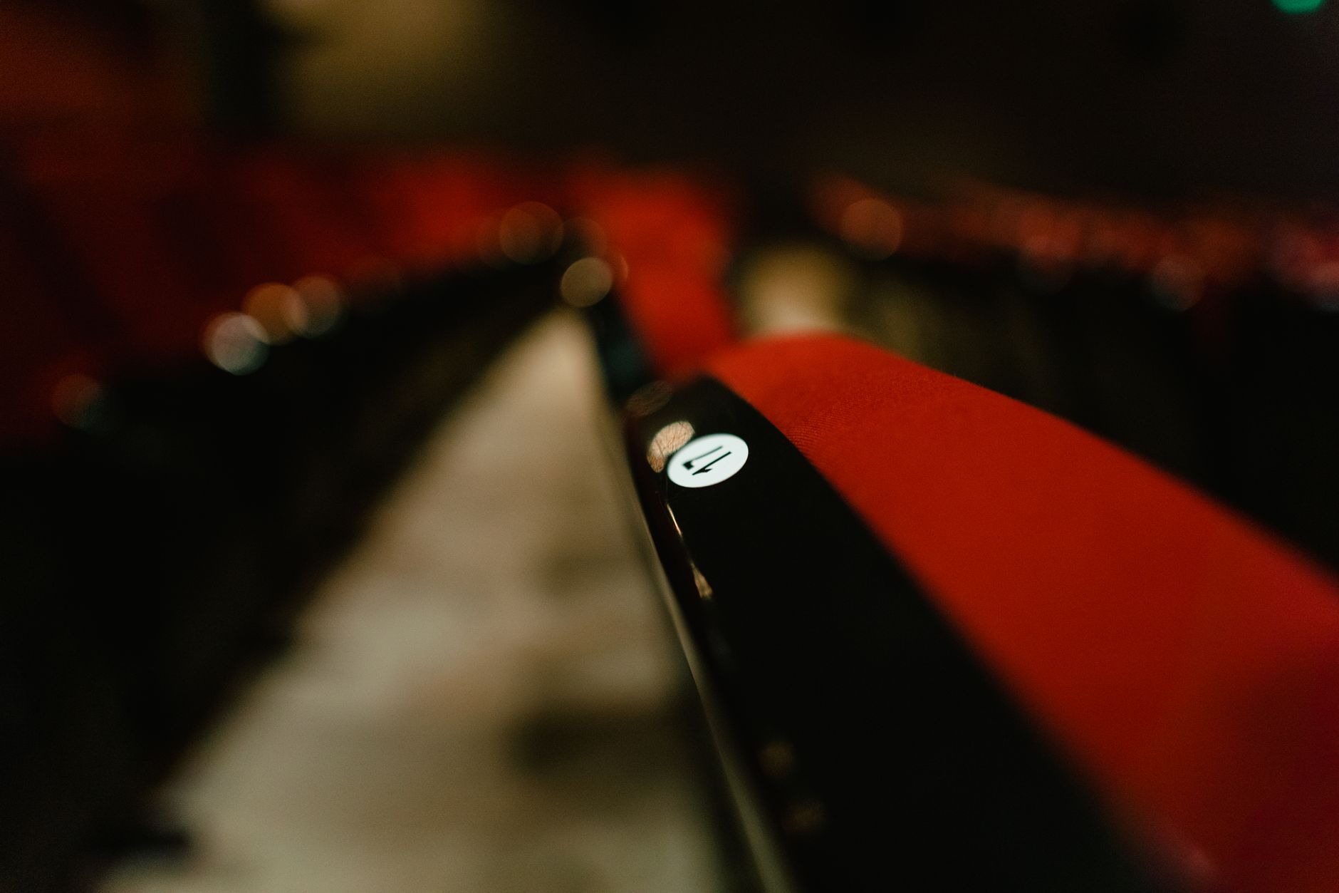 empty venue stage lights (Photo: Tima Miroshnichenko / Pexels)