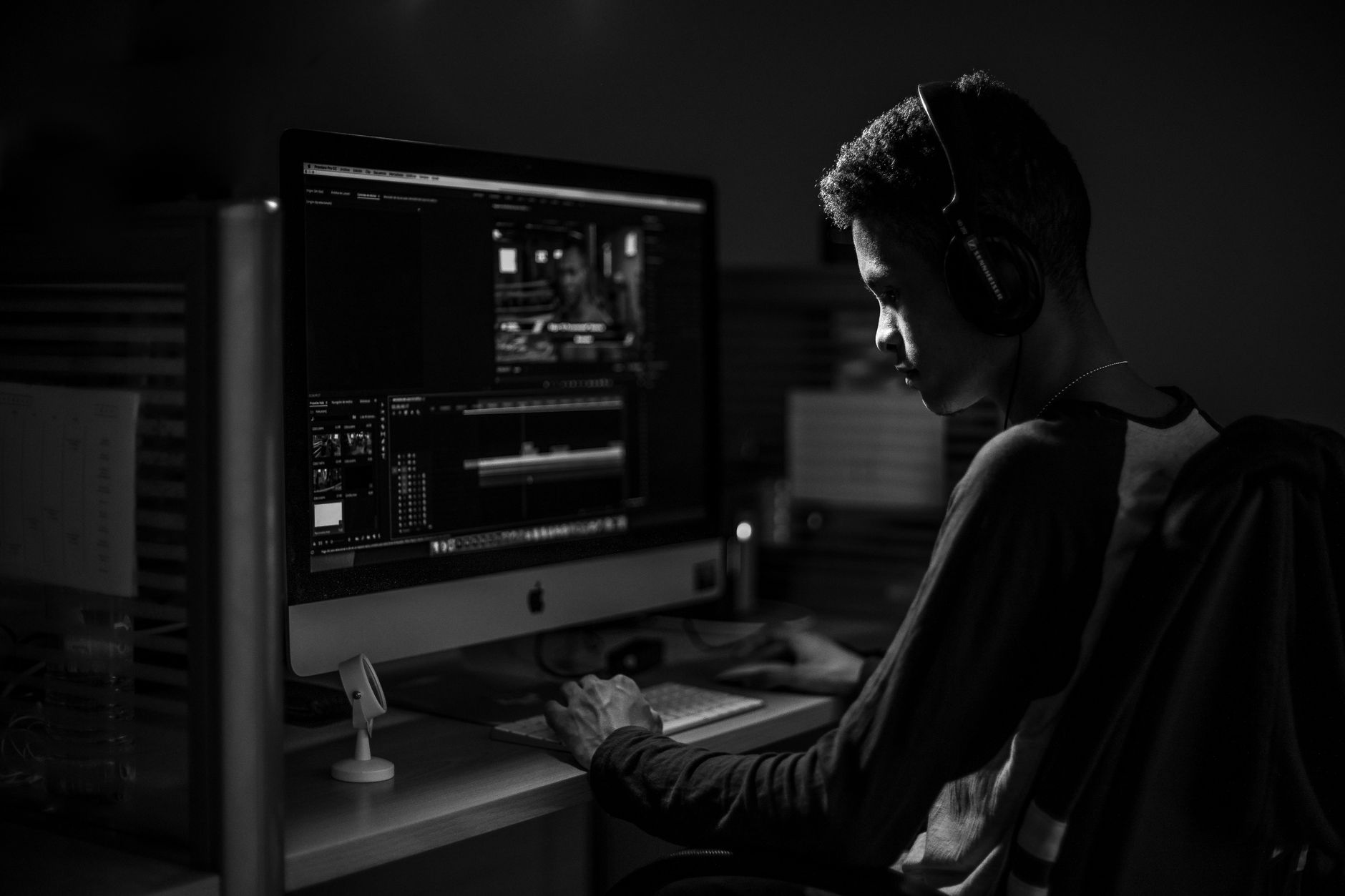 video editing headphones desk (Photo: Rodolfo Quirós / Pexels)
