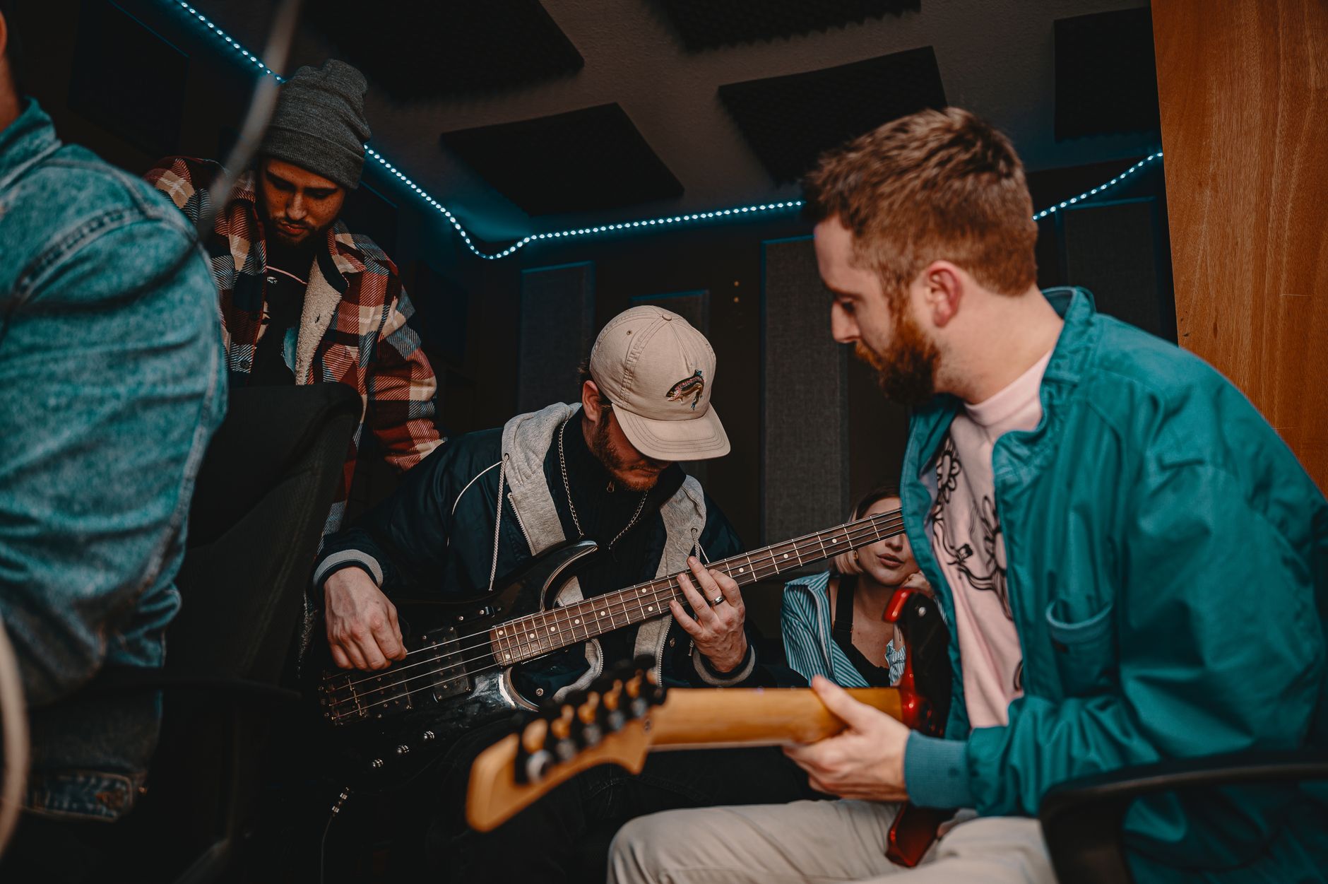 band rehearsing small room (Photo: Brett Sayles / Pexels)