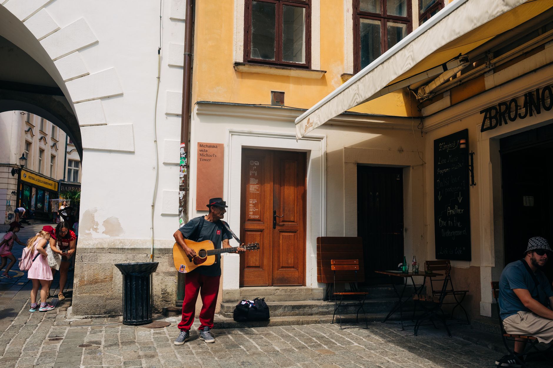 small cafe live performance (Photo: Helena Jankovičová Kováčová / Pexels)